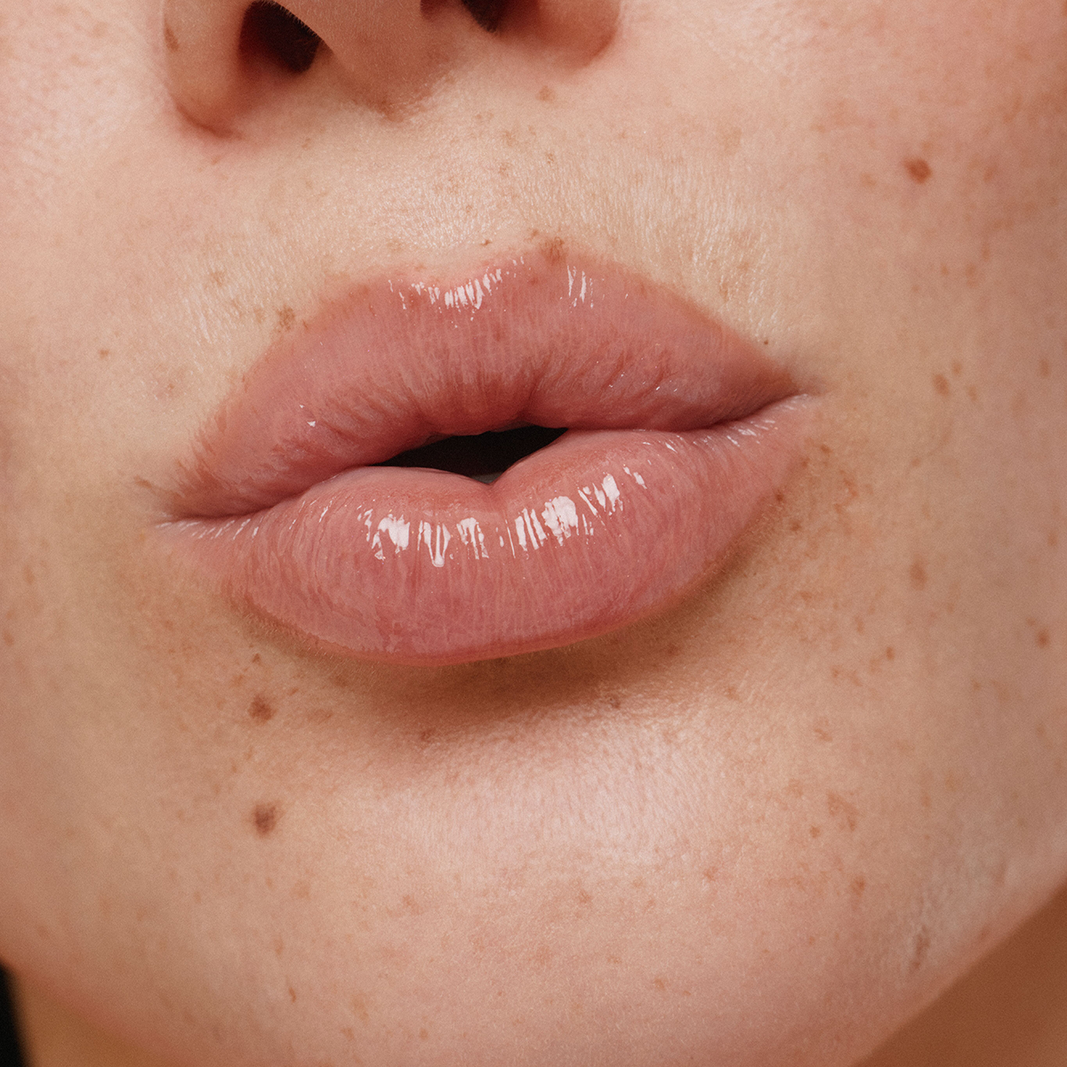 Overglaze Hydrating Lip Gloss Porcelain