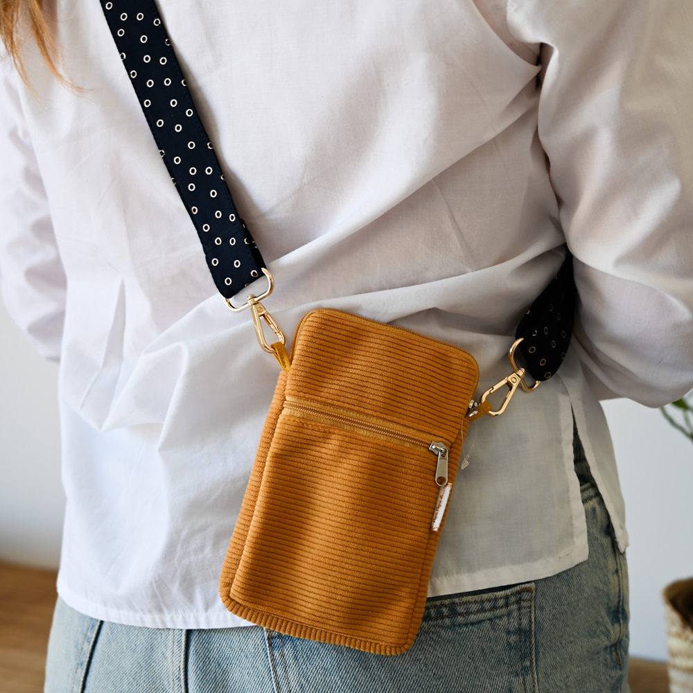 Pochette Téléphone Matelassée Velours Côtelé Moutarde