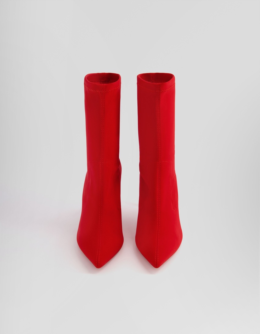 Botas de cano curto com salto alto e modelagem ajustada