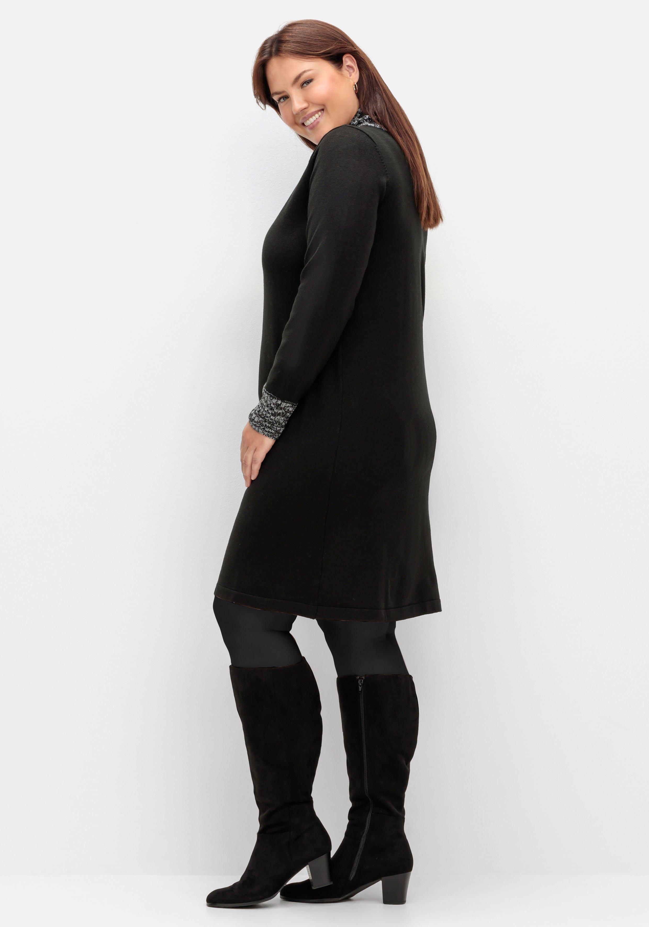 Strickkleid mit Schalkragen und Kontrastdetails