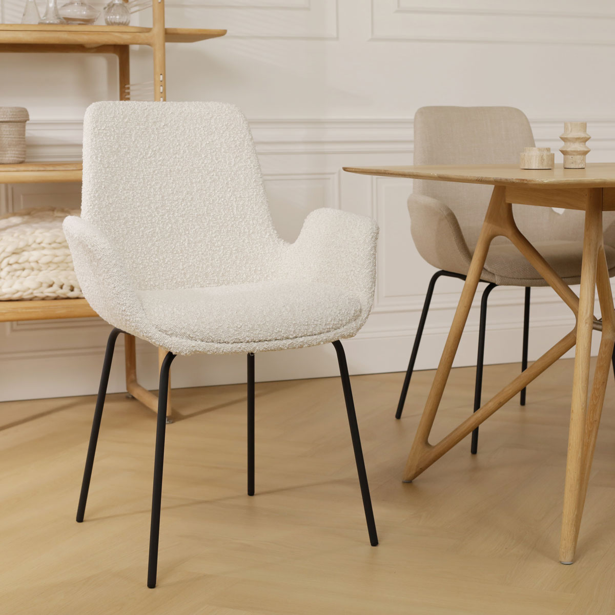 Eetkamerstoel Nora-Eef bouclé beige - zwart onderstel
