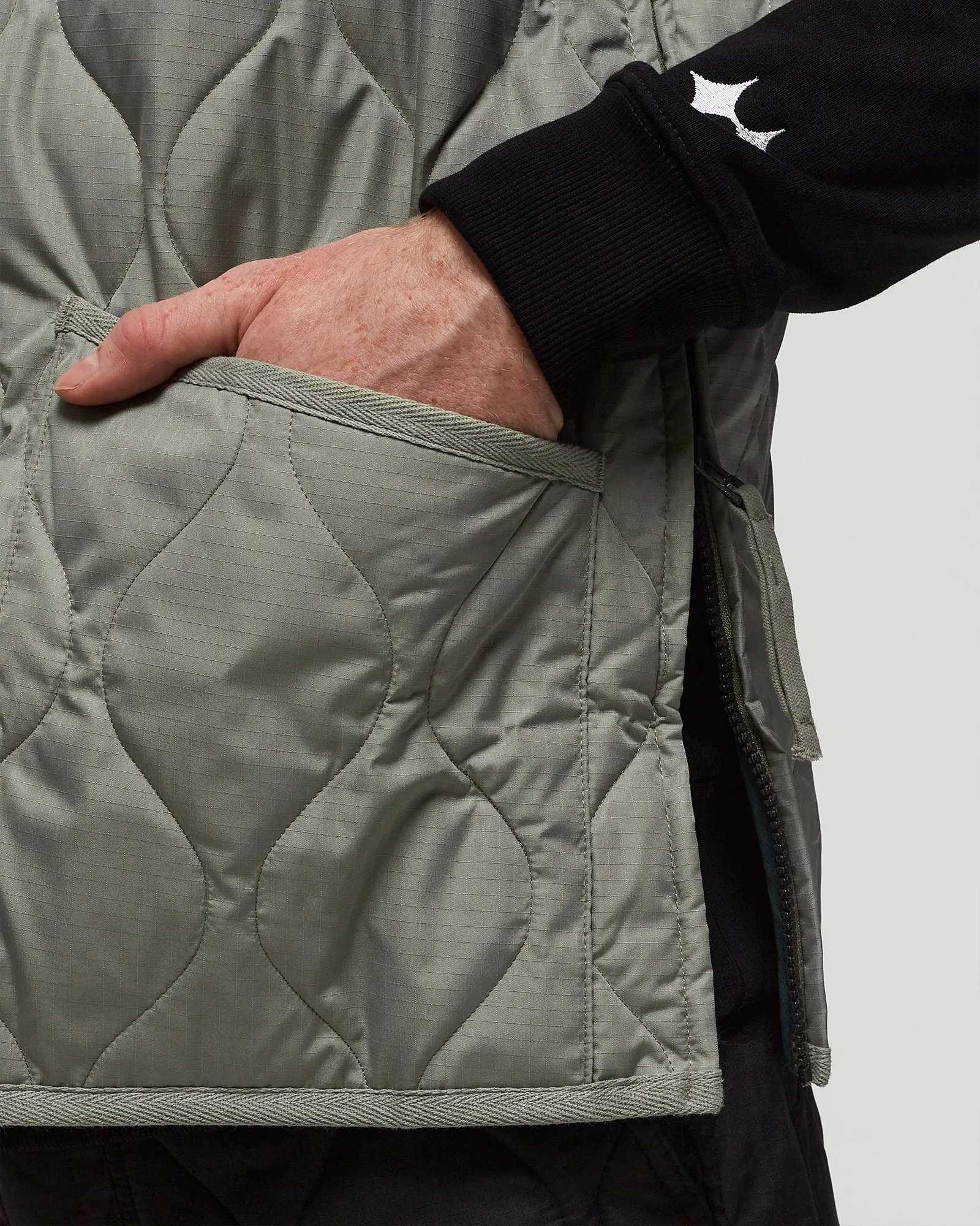 Taion MILITARY ZIP V NECK DOWN VEST