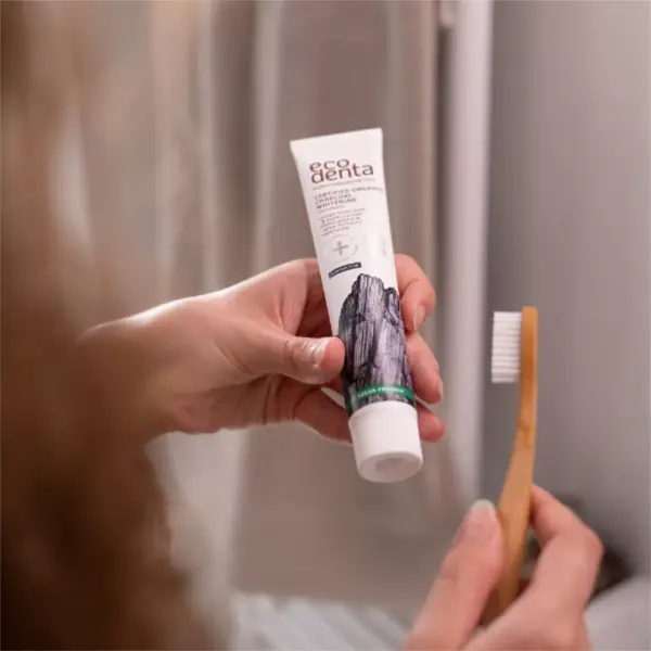 Pasta de dentes clareadora orgânica Ecodenta com carvão ativado 75ml
