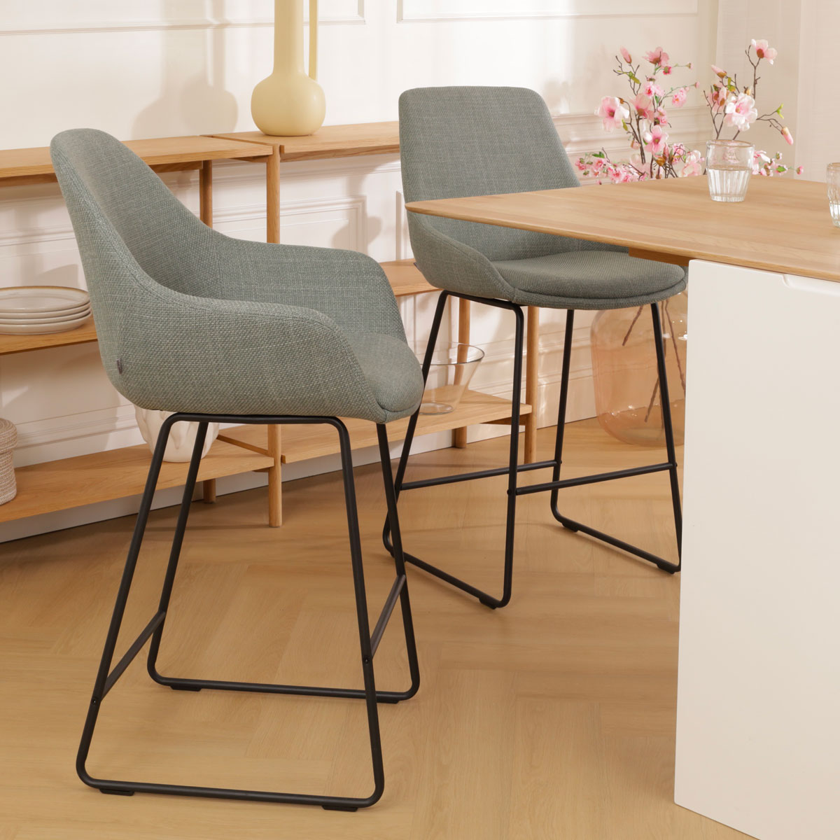 Barkruk Nino-Mae licht groen - zwart onderstel - 65 cm