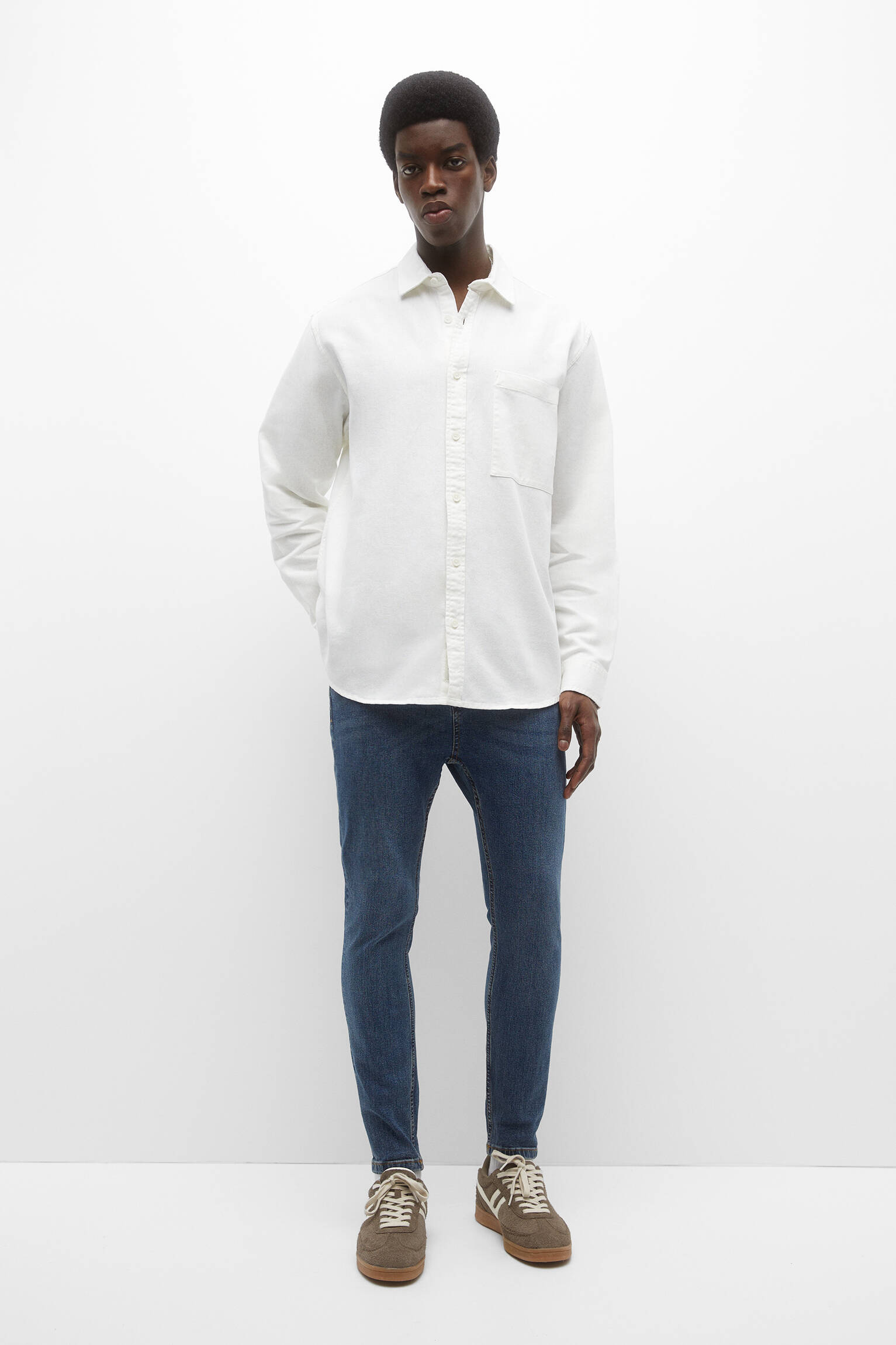 Calça jeans básica corte cenoura azul médio - Azul Médio