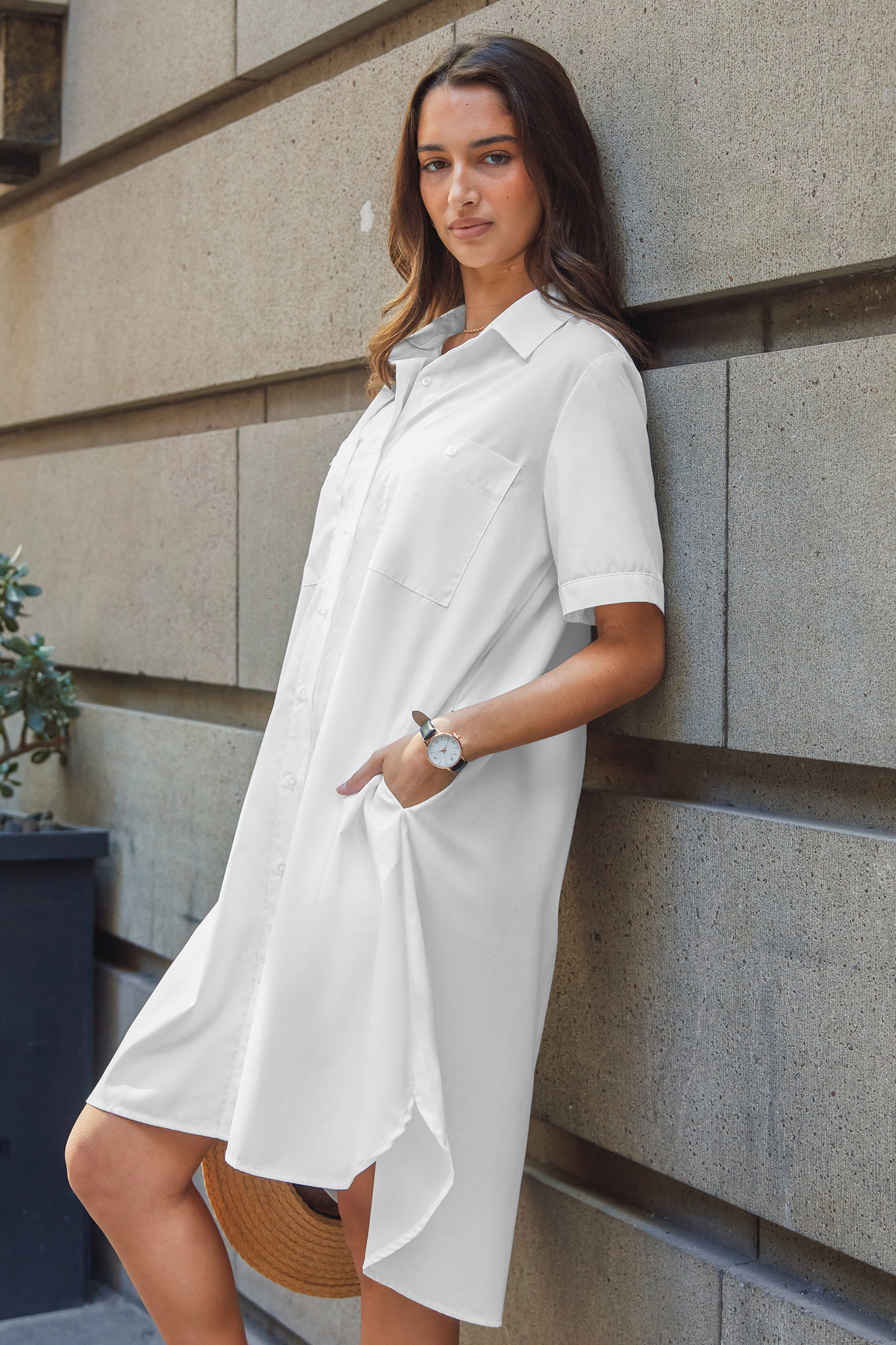 Robe chemise midi à manches courtes et poches plaquées blanche