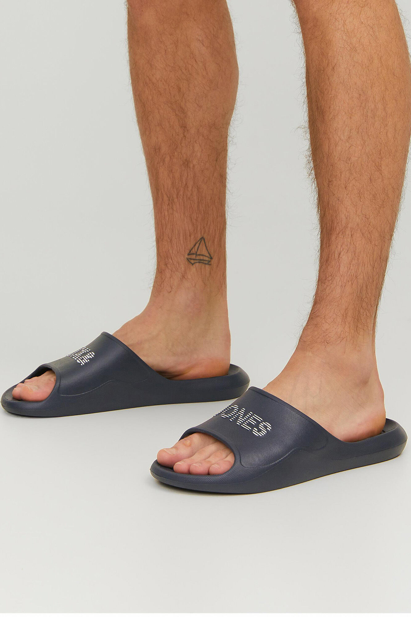 Chinelo com logo - preto