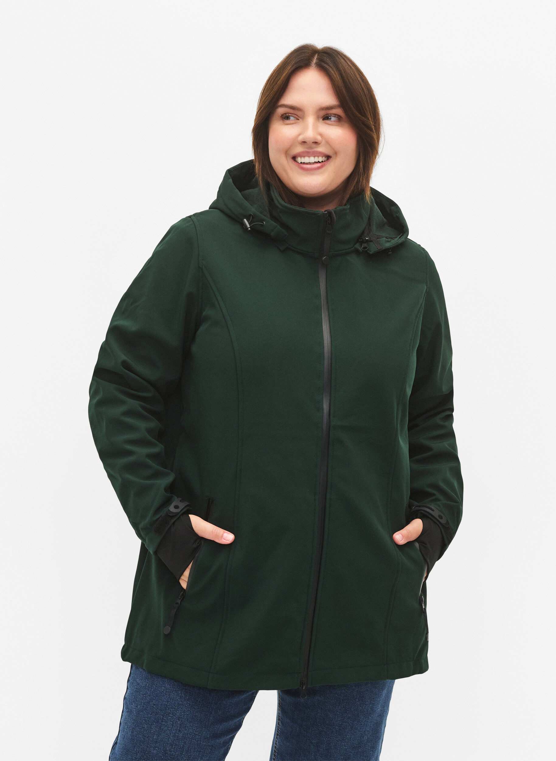 Kort softshell jakke med aftagelig hætte