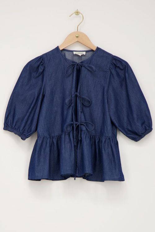 Blauwe denim top met strikjes en pofmouwen