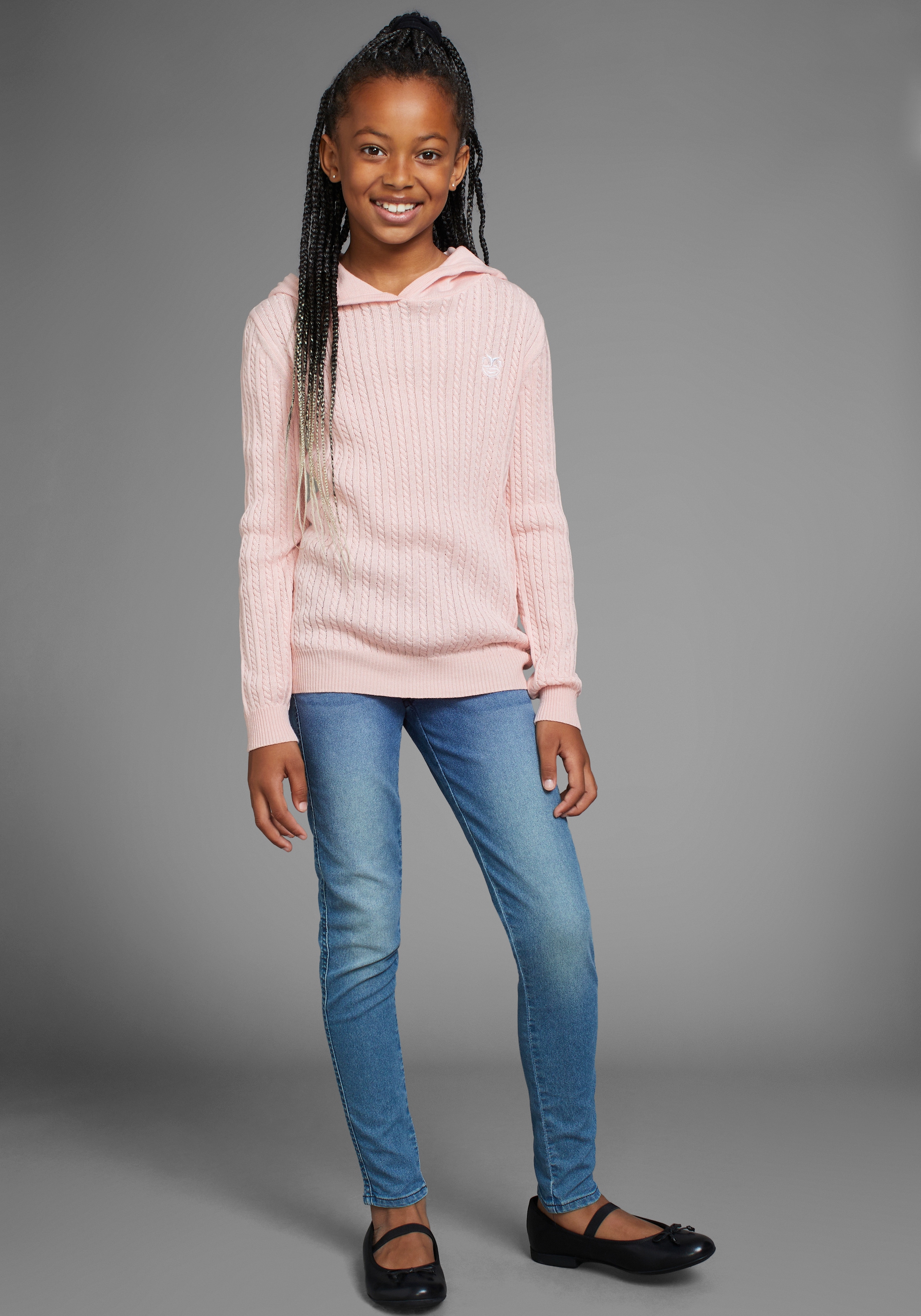 DELMAO Strickpullover »Zopf-Strickpullover aus Feinstrick mit Kapuze«, aus weichem Strick für Mädchen