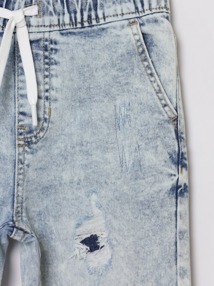 Calça jeans jogger confortável com rasgos - Azul claro