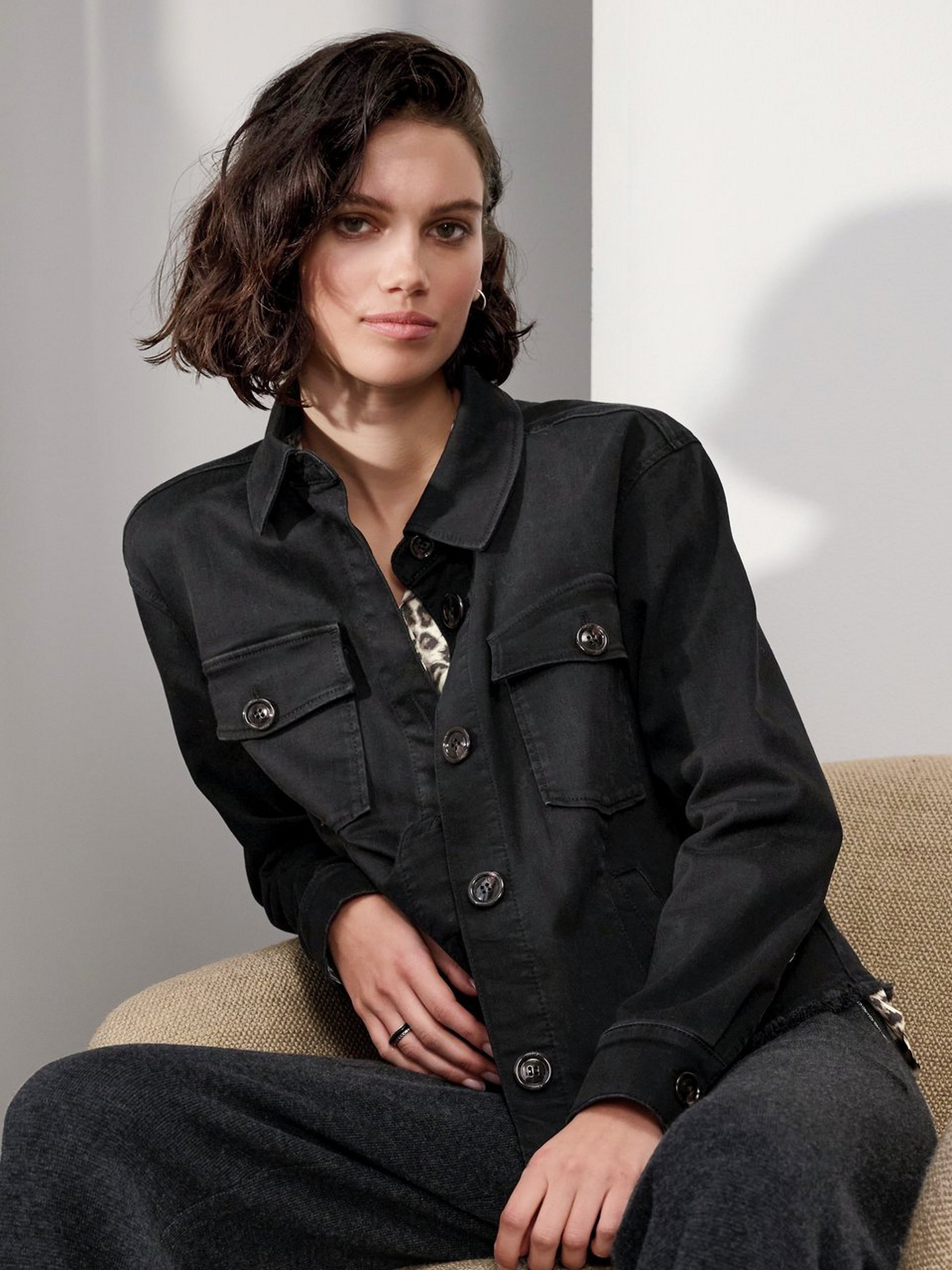 Kurze Jeansjacke mit überschnittenen Schultern