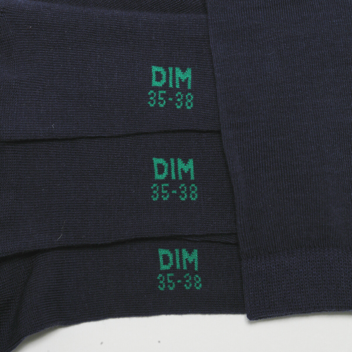 DIM<br>Conjunto de 2 pares de meias.