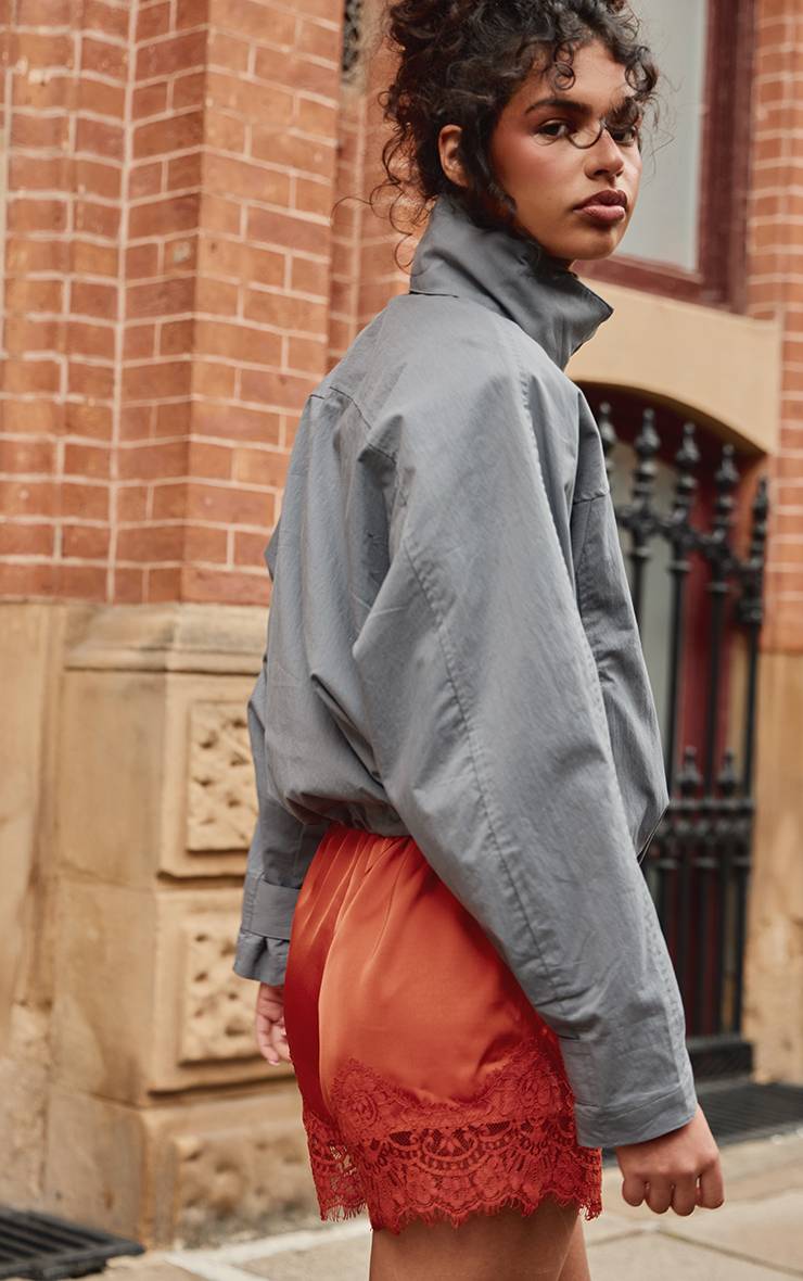 Orange Short En Satin À Cordon De Serrage Et Bordure En Dentelle
