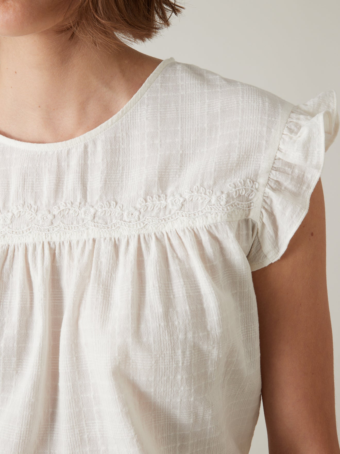 Top sans manches brodé et volanté femme