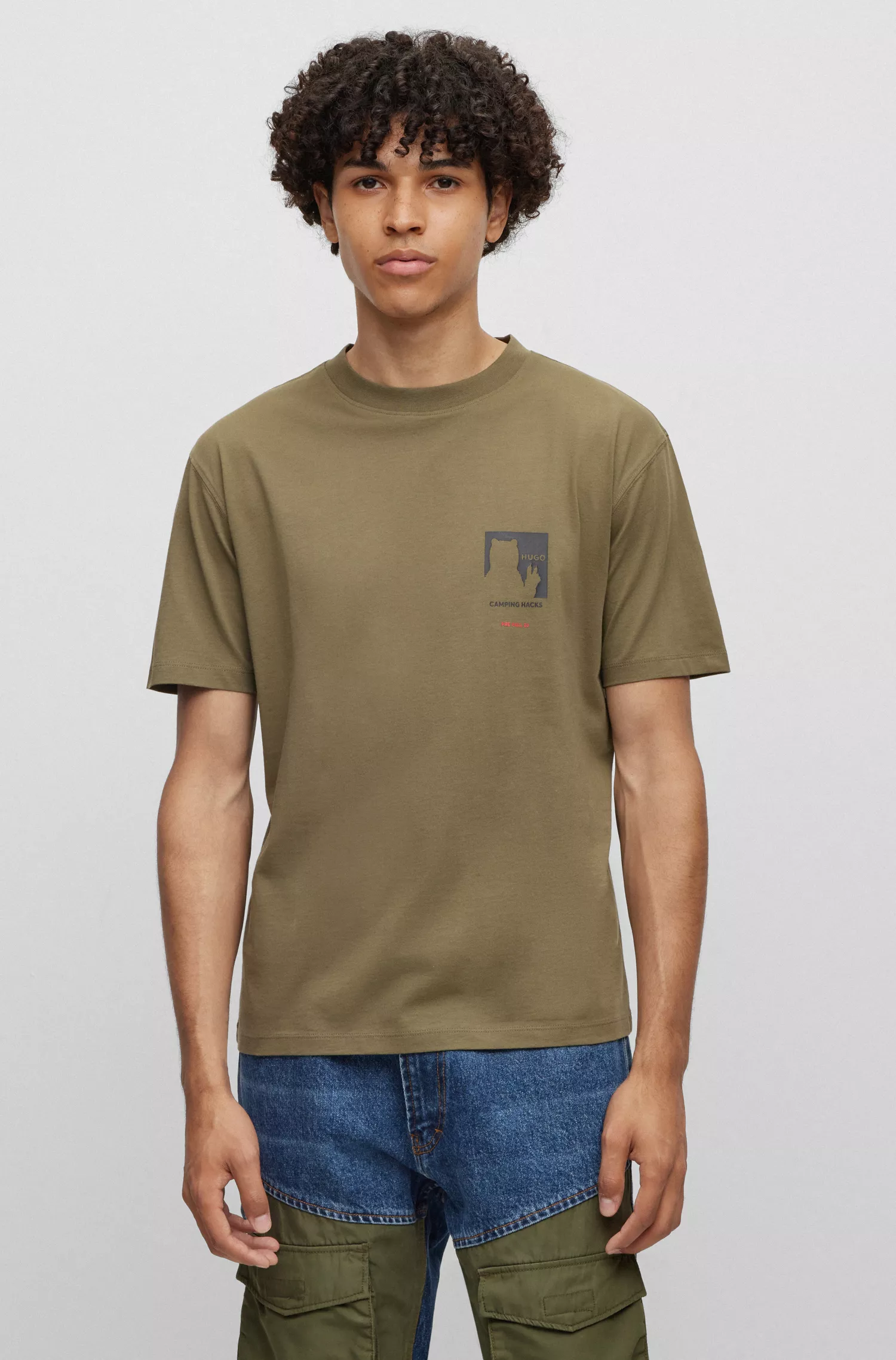 Camiseta HUGO vermelha em malha de algodão com estampas de rabiscos.