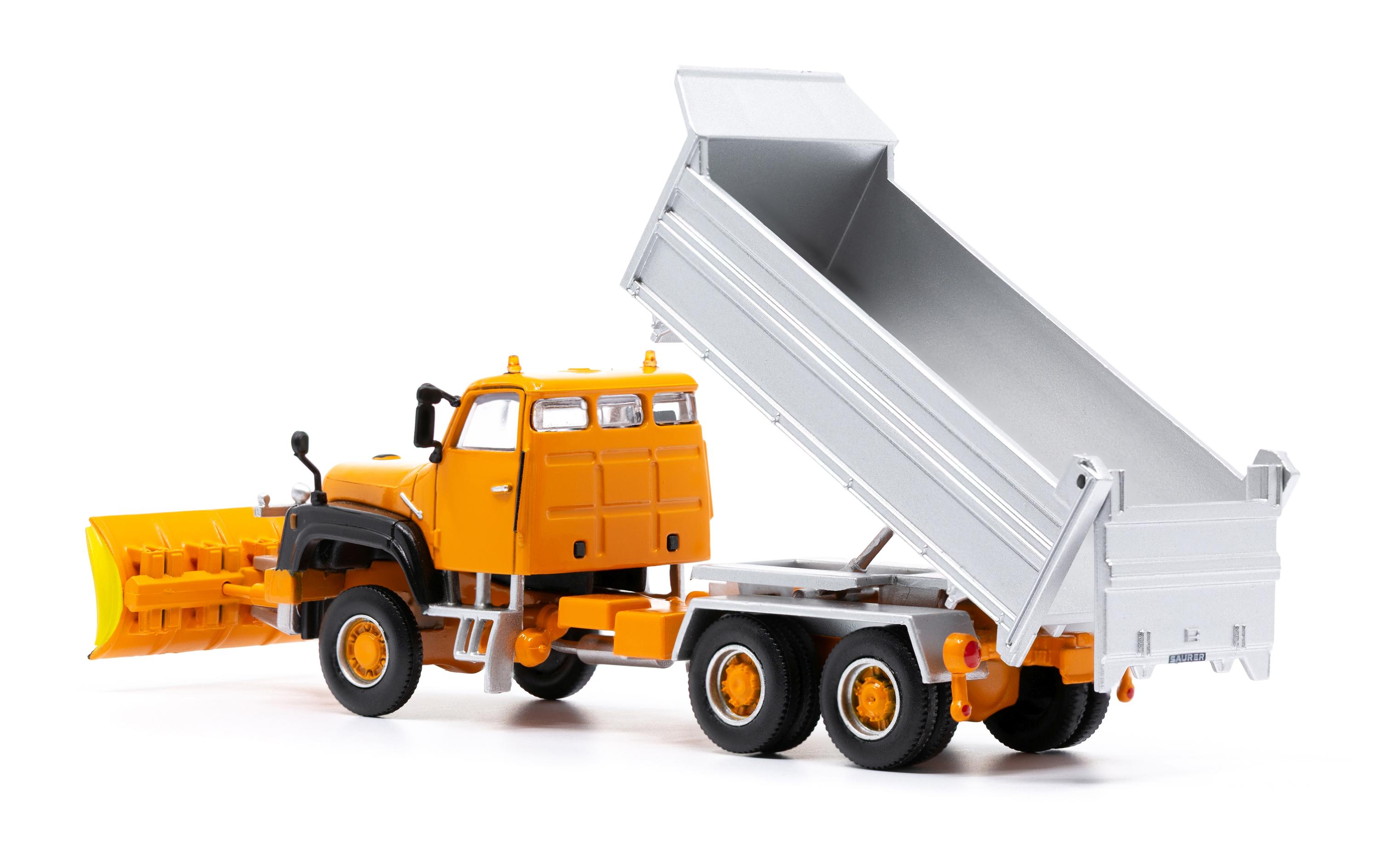 LKW Saurer D330N 6 x 6 Kipper mit Schneeräumer Orange 1:87H0 Lastwagen Modell mit Schneepflug