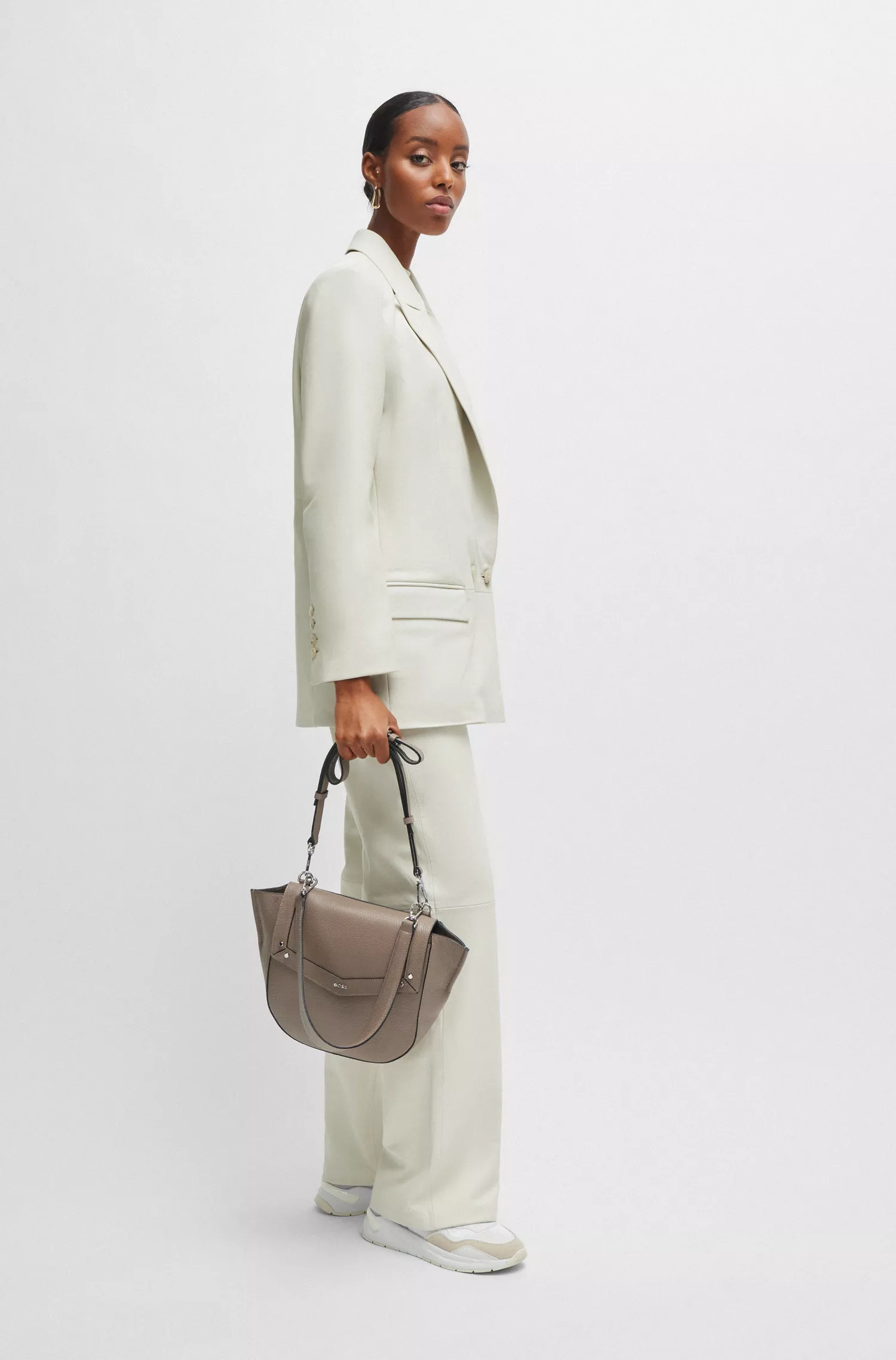Bolsa BOSS Black-Saddle em couro granulado com alças removíveis.