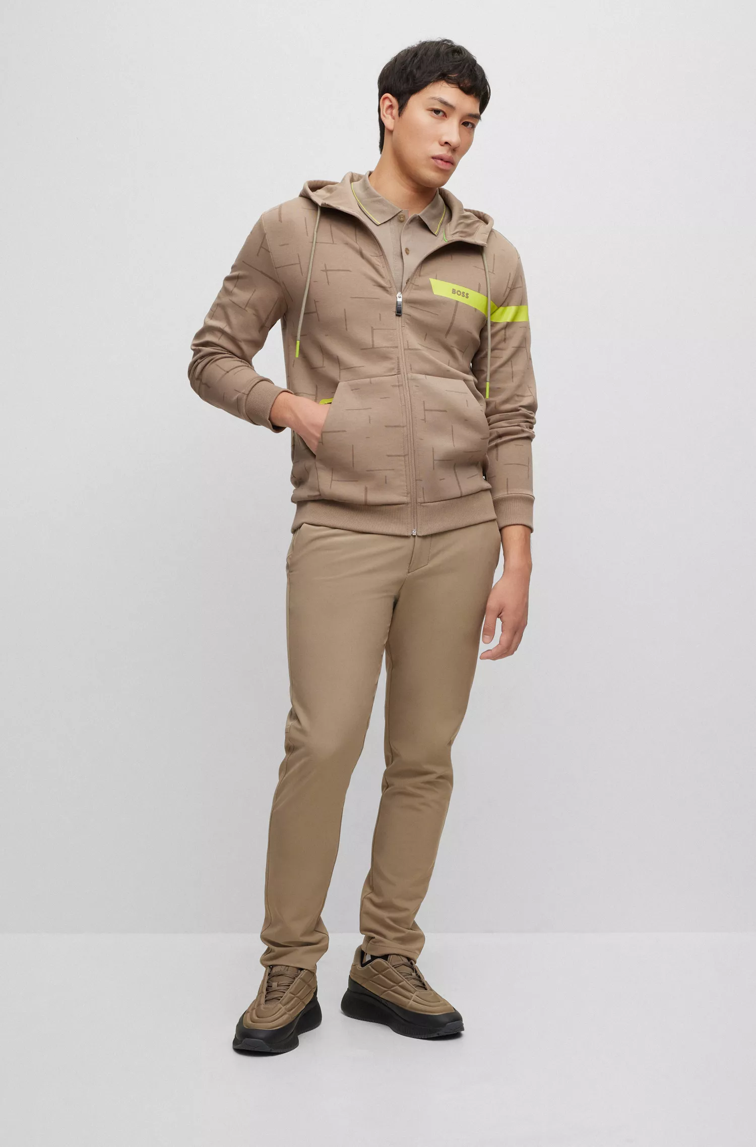 Calça chino BOSS verde-slim em tecido elástico em quatro direções, fácil de passar.