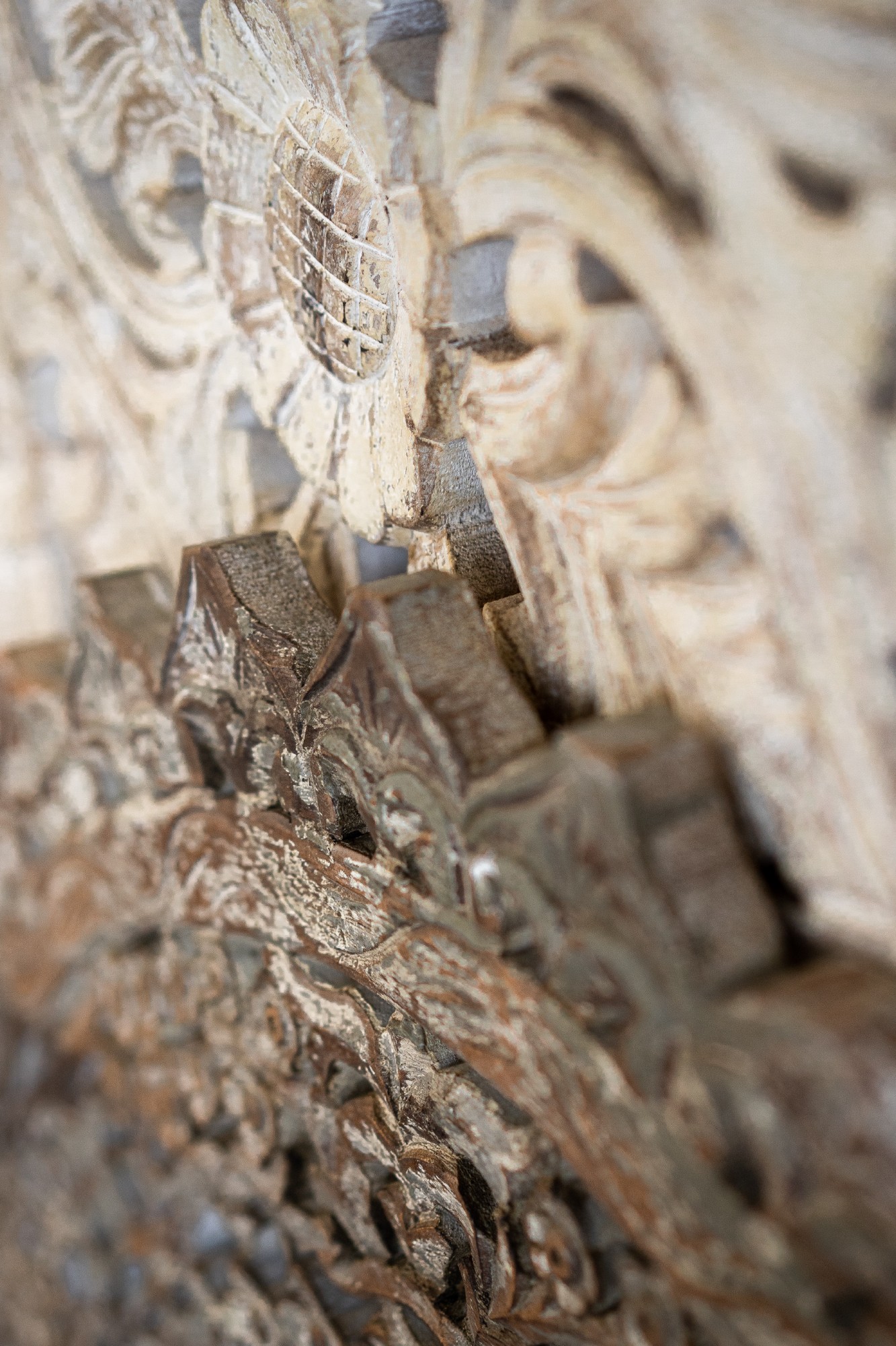 Handgeschnitztes Wandpanel rund, Holz, Ø 90 cm, T 5 cm von fischer's lagerhaus