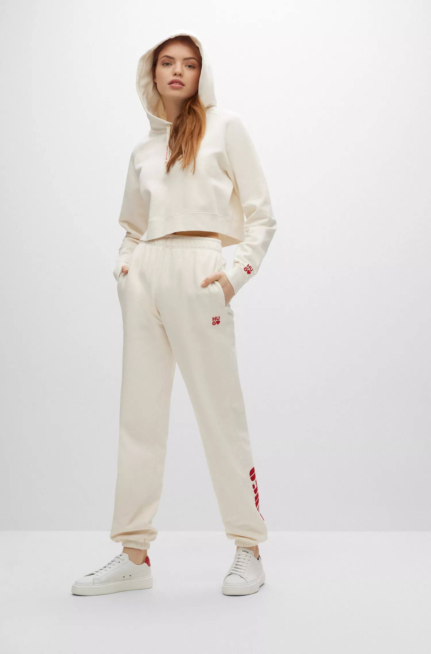 Moletom cropped vermelho HUGO em algodão felpudo com logos temáticos de amor.