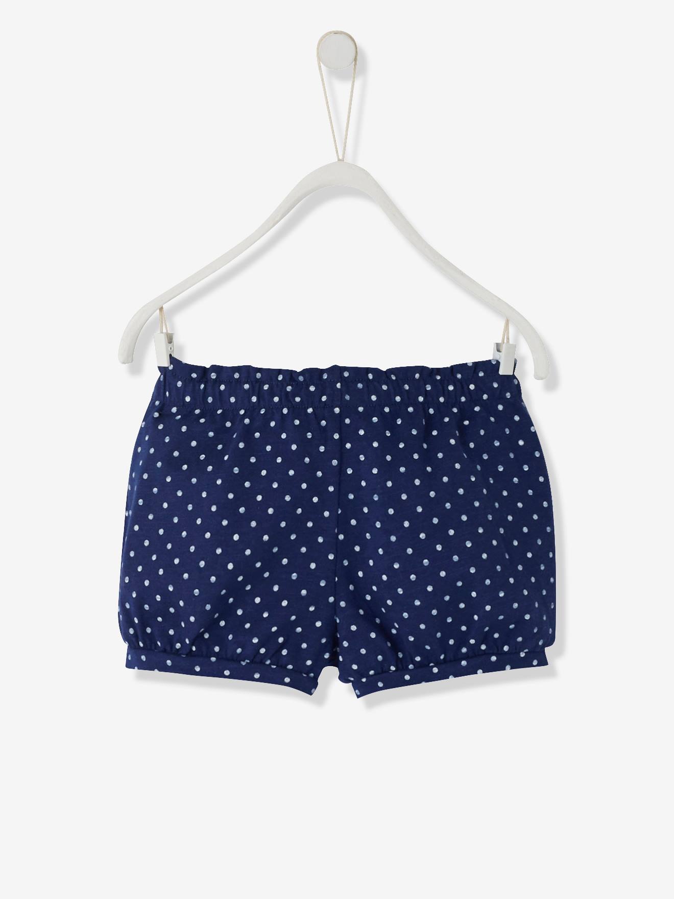 Calção infantil para menina em malha branca clara com estampa.