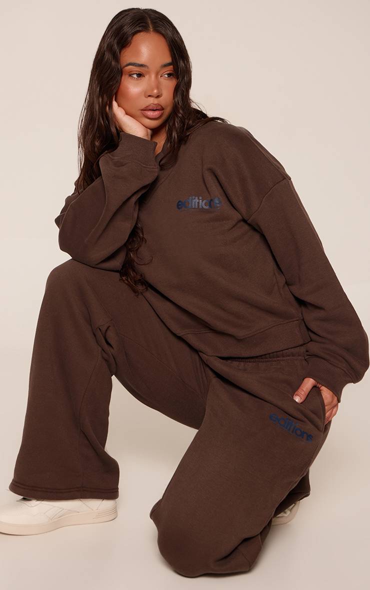 Chocolat Sweat-shirt À Col En V Et Épaules Dénudées Imprimé Editions