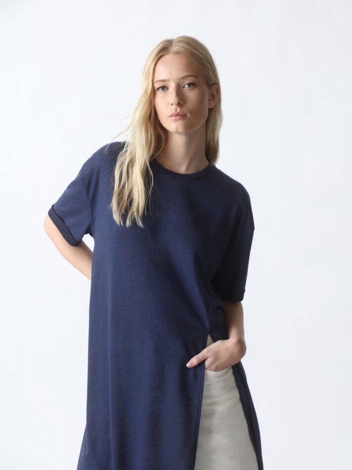 Camiseta longa com fenda - Azul Marinho Escuro