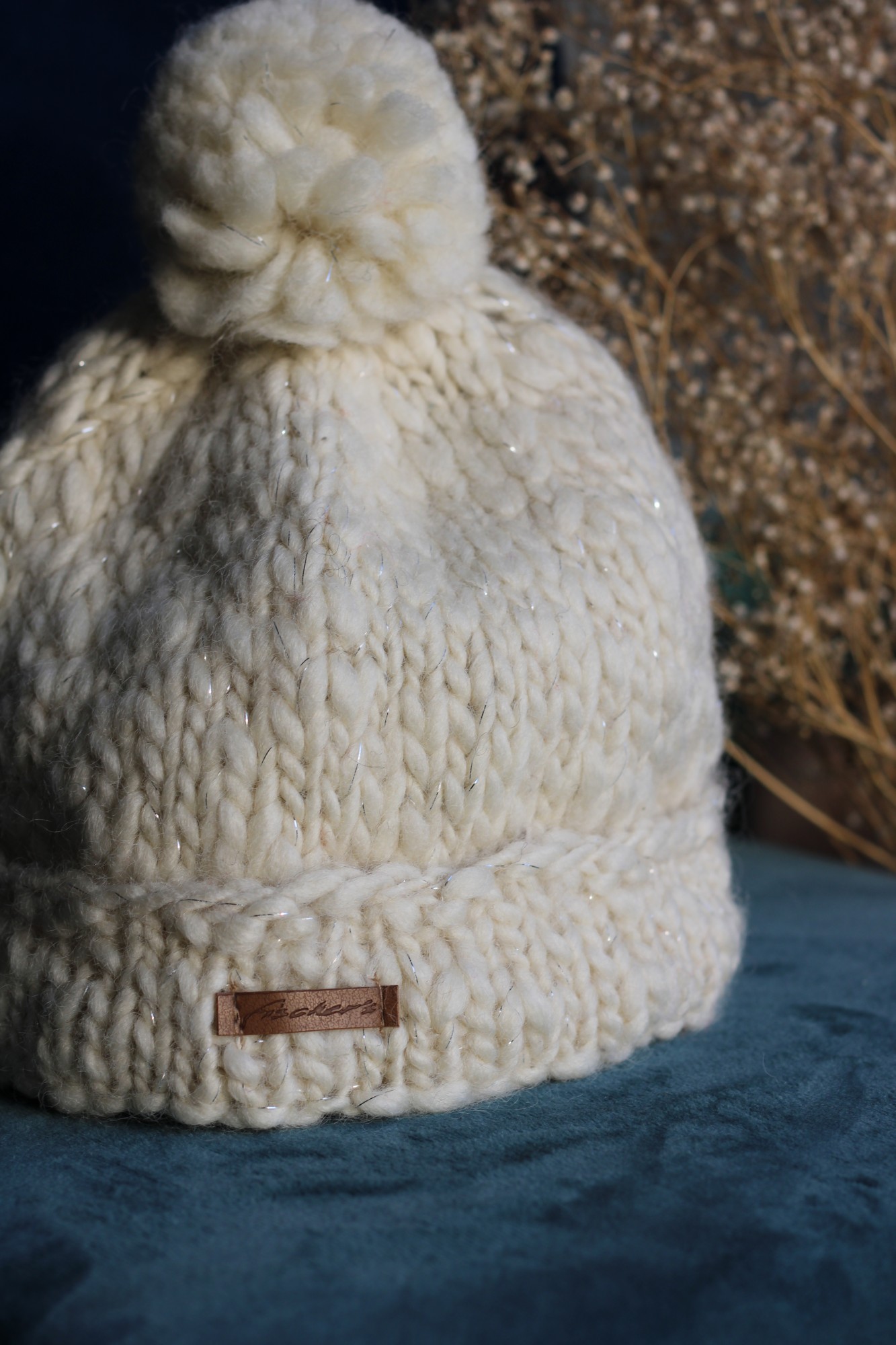 Handgestrickte Wollmütze aus Nepal mit Bommel, weiß günstig bestellen