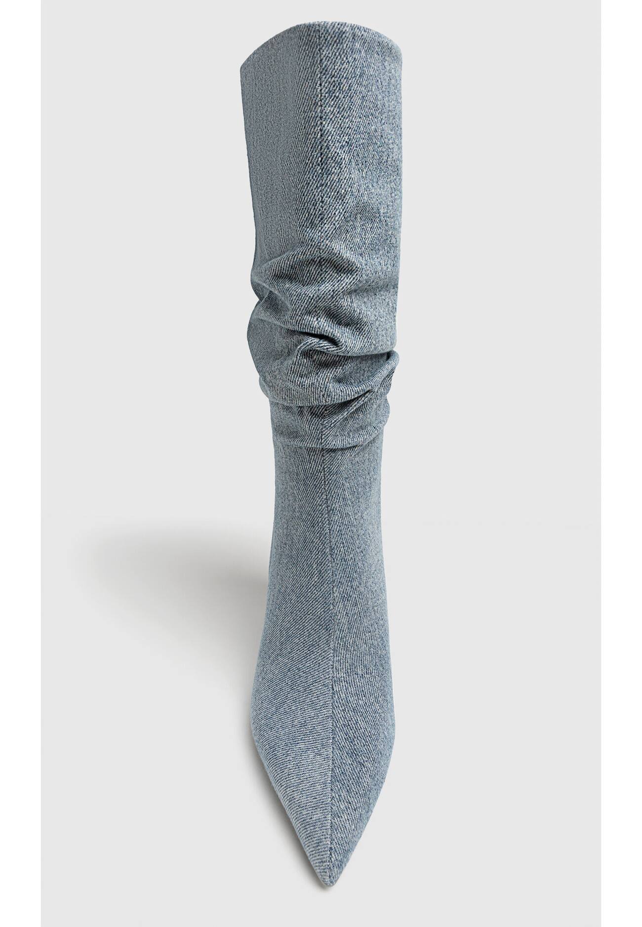 Botas de salto alto em jeans folgadas