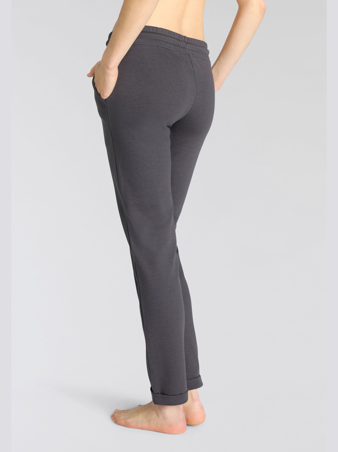 Pantalon basique avec petit logo brodé