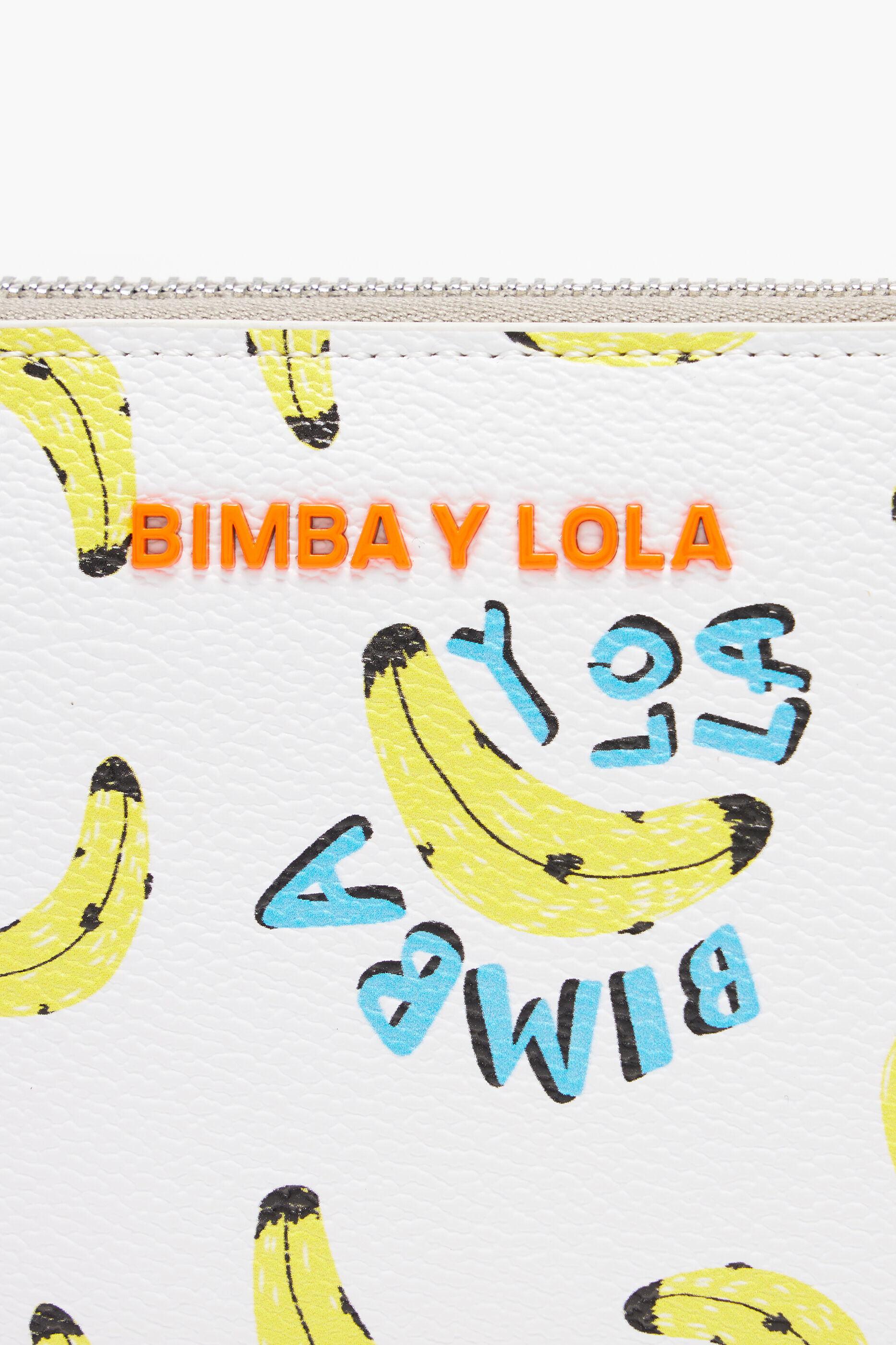 carteira em formato de livro com textura e estampa de banana branca