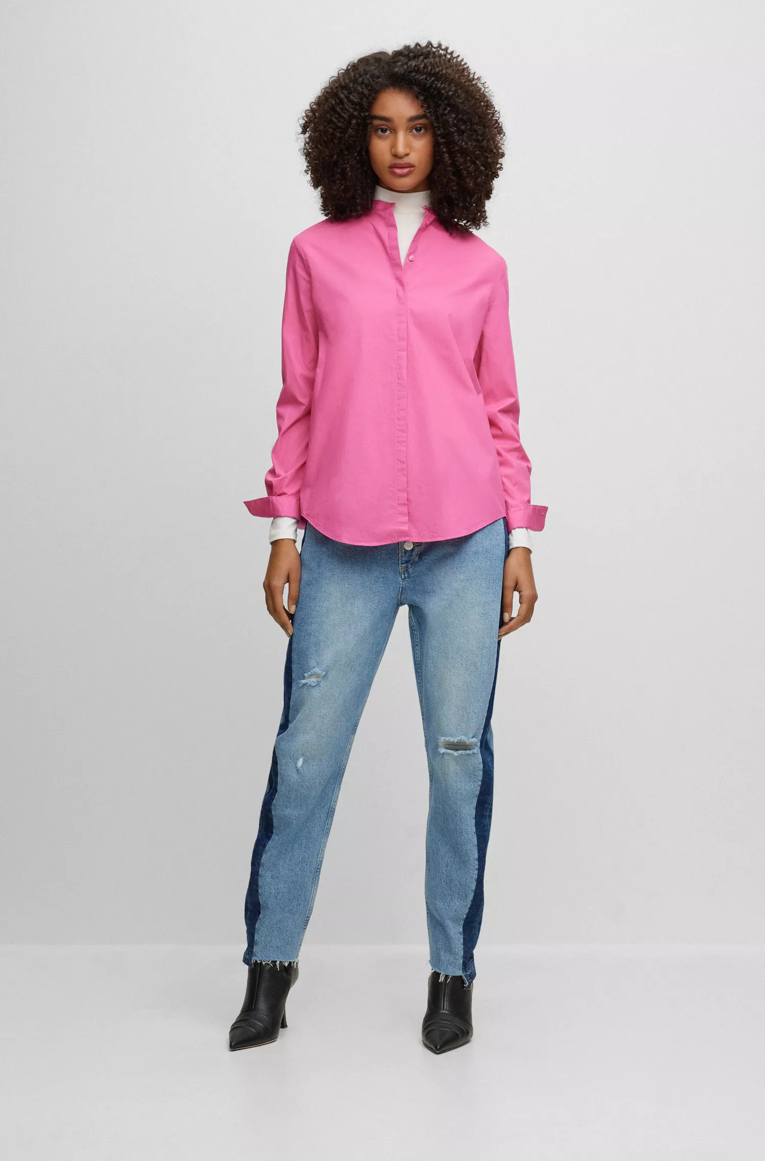 Blusa BOSS preta sem gola, modelagem solta, em algodão orgânico.