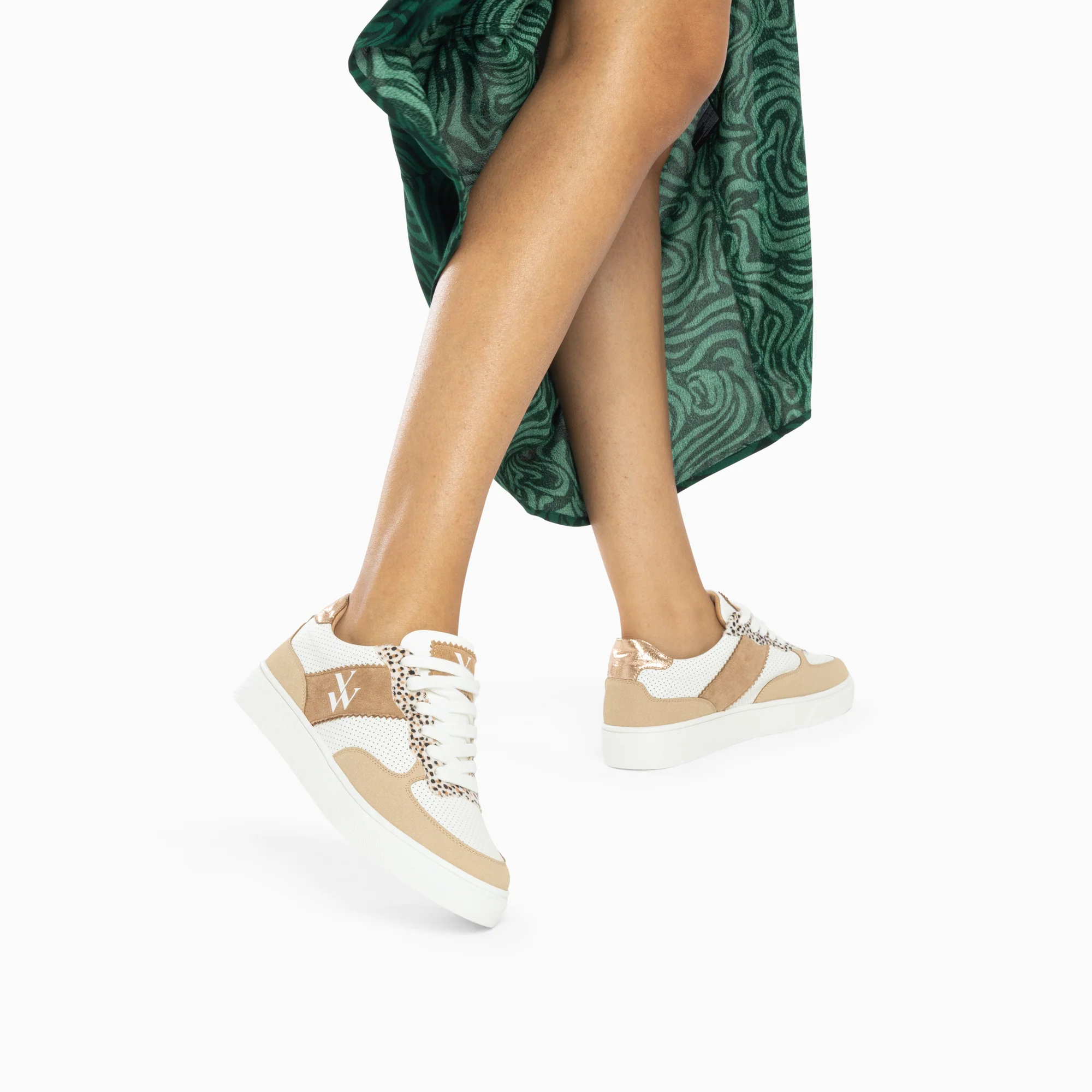 Sneakers-Baskets monogramme Flavie perforées blanc et beige à lacets