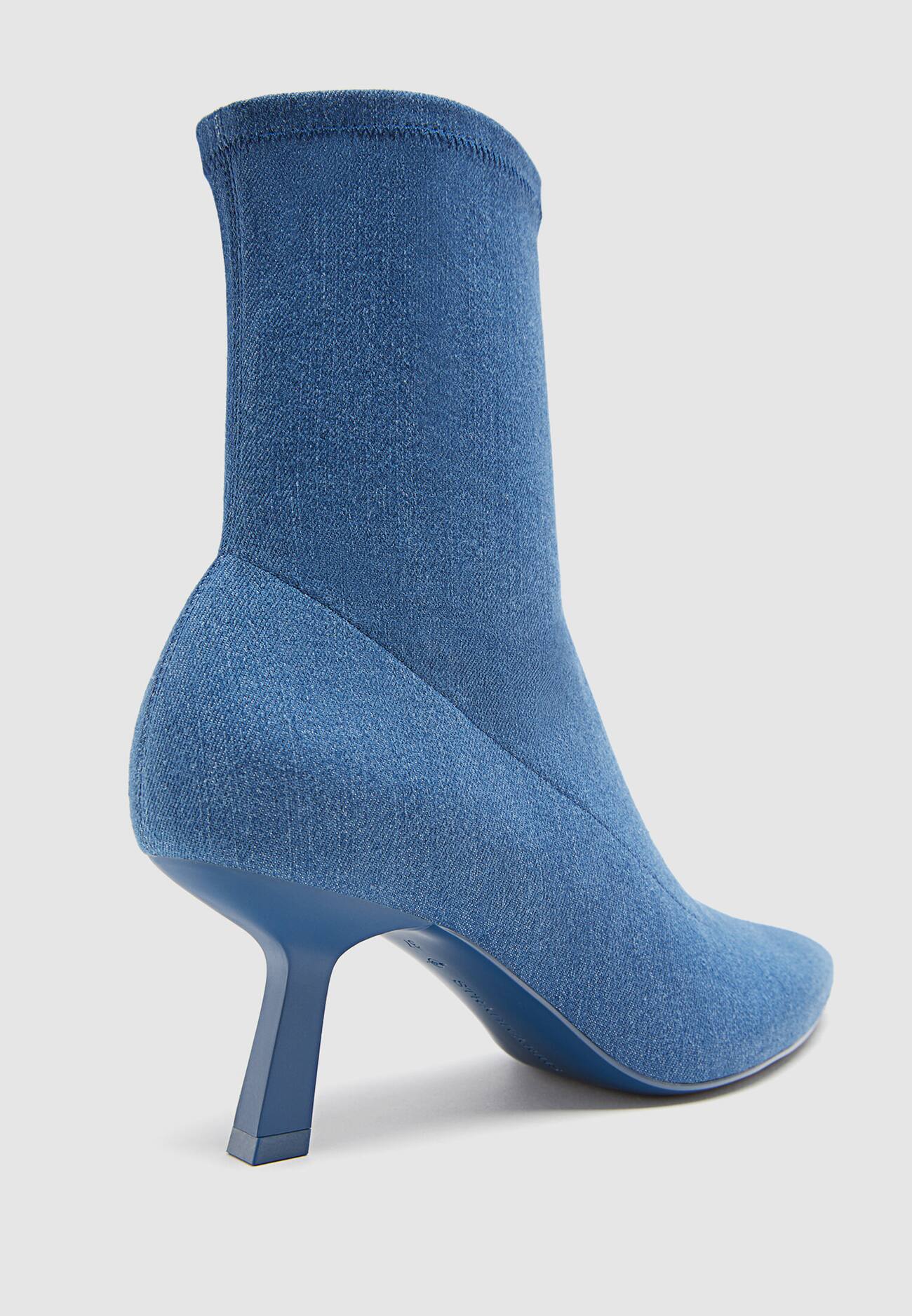 botas de cano curto em jeans elástico com salto alto