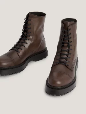 Botas de cano médio com cadarço e logo em relevo