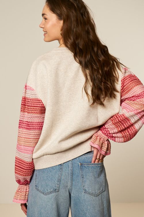 Beige sweater met roze gestreepte mouwen