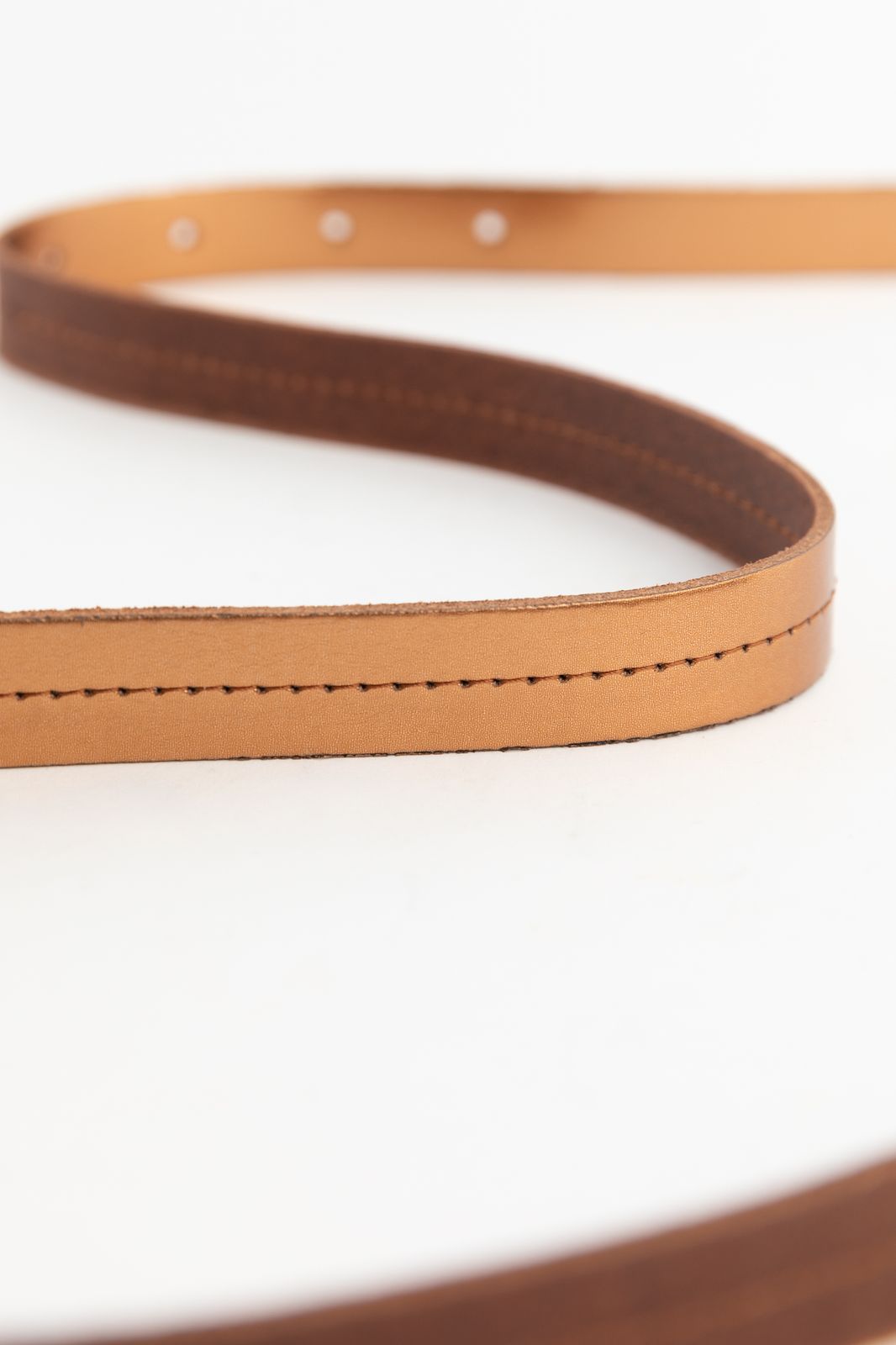 Koper leren riem met goudkleurige gesp