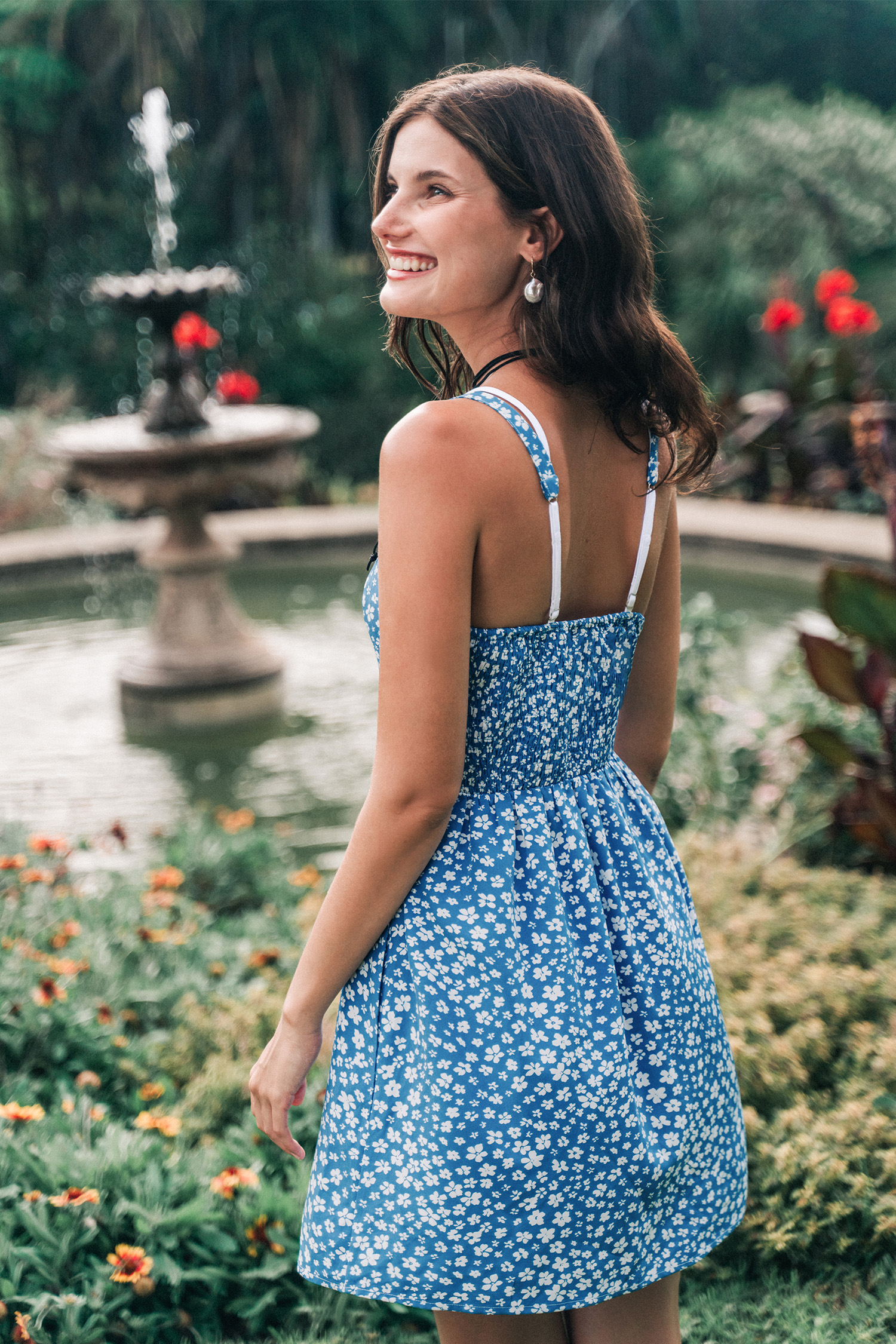 Robe mini fleurie sans manches à col en cœur bleu