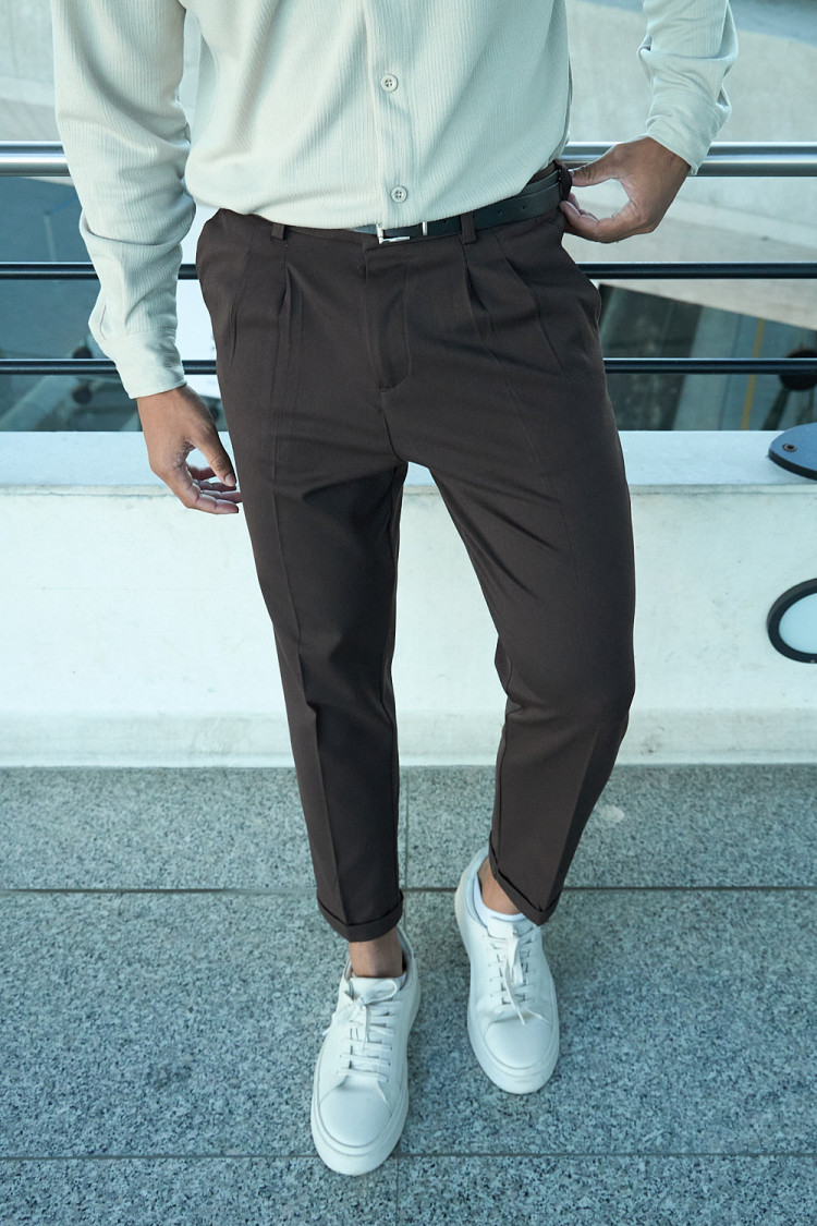 Pantalon à pince marron ceinturé