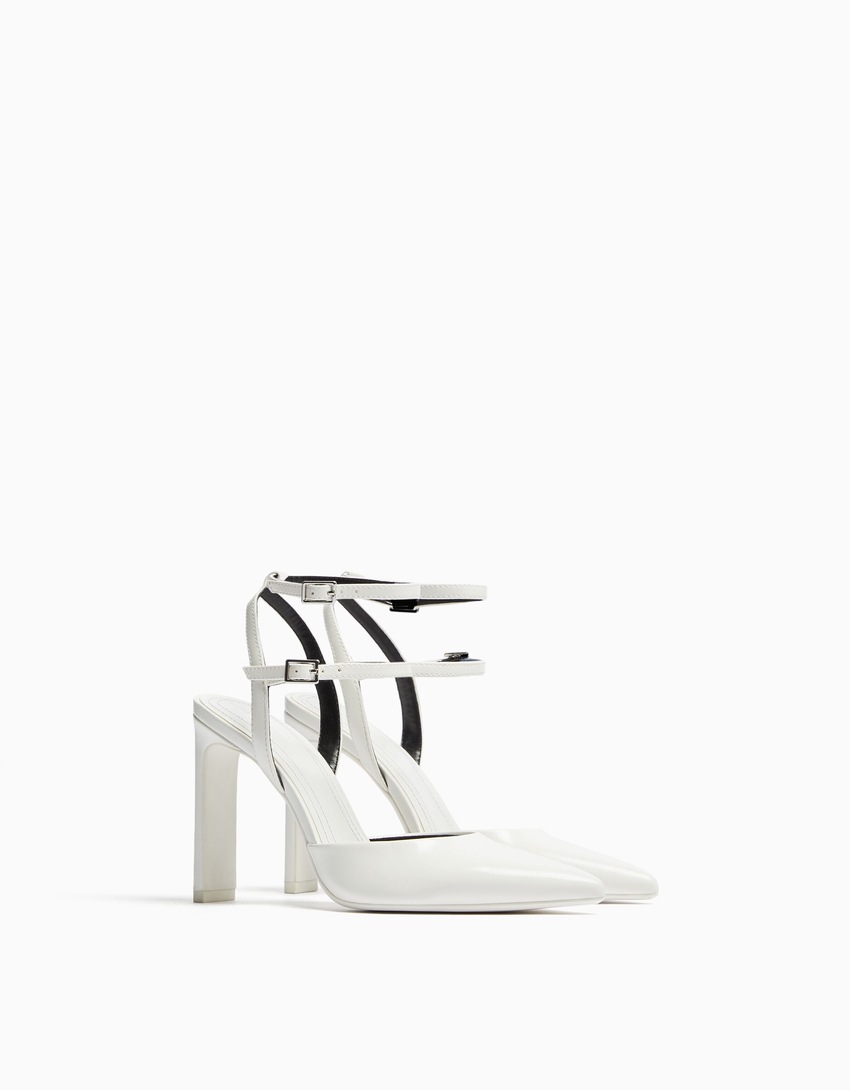 Sapatos de salto com tira no calcanhar