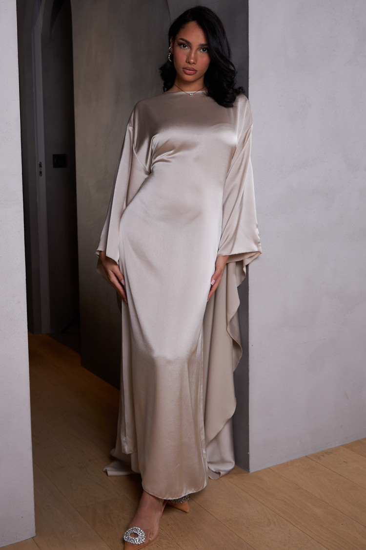 Robe ample ceinturée et satinée beige avec empiècement cape