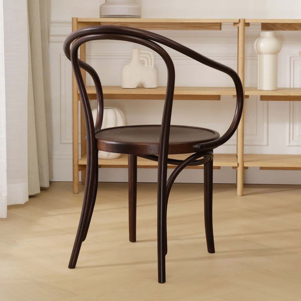 Houten eetkamerstoel met armleuningen Venice No. 9 - walnoot