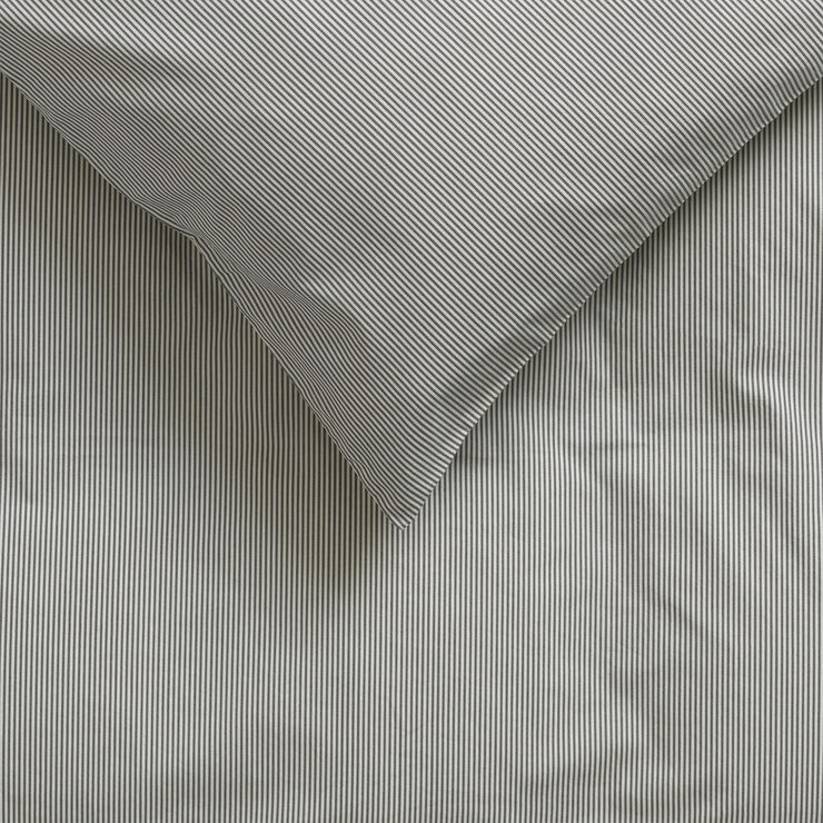 by KlipKlap Sengetøj voksen Emil stripe steel grey