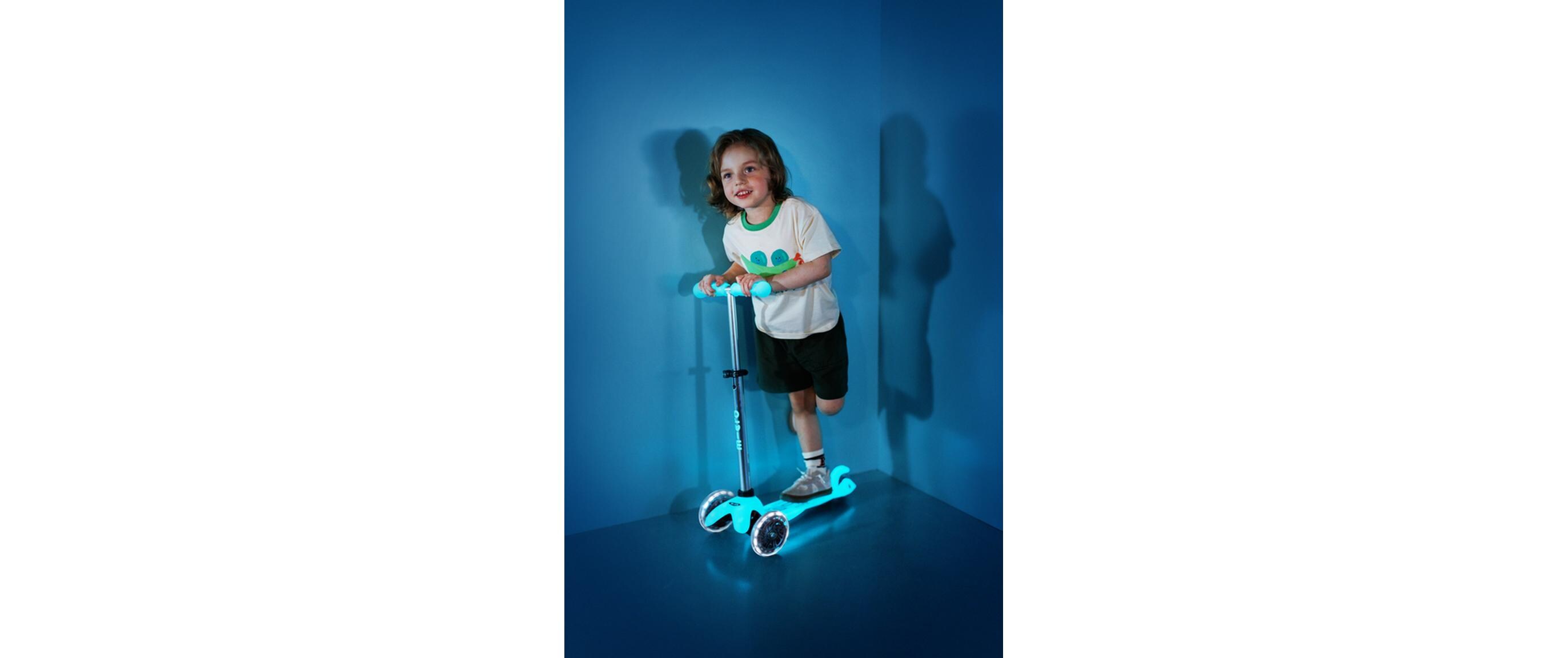 Kickboard Mini Micro Deluxe Glow LED HellblauScooter für Kinder