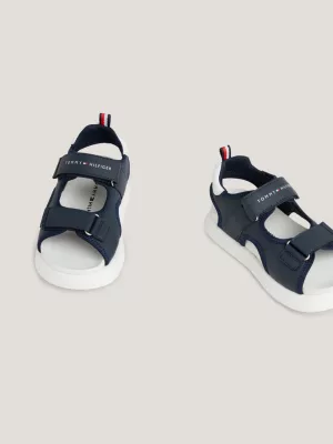 Sandálias com fecho de velcro e bandeira