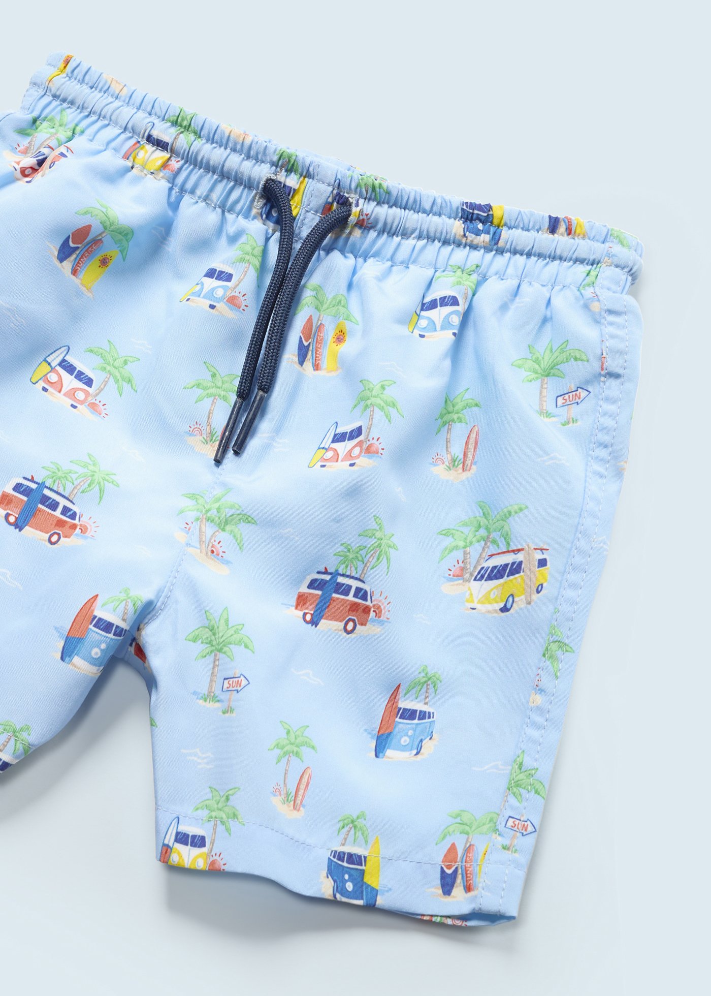 Conjunto de duas peças com chapéu e maiô estampado para bebê