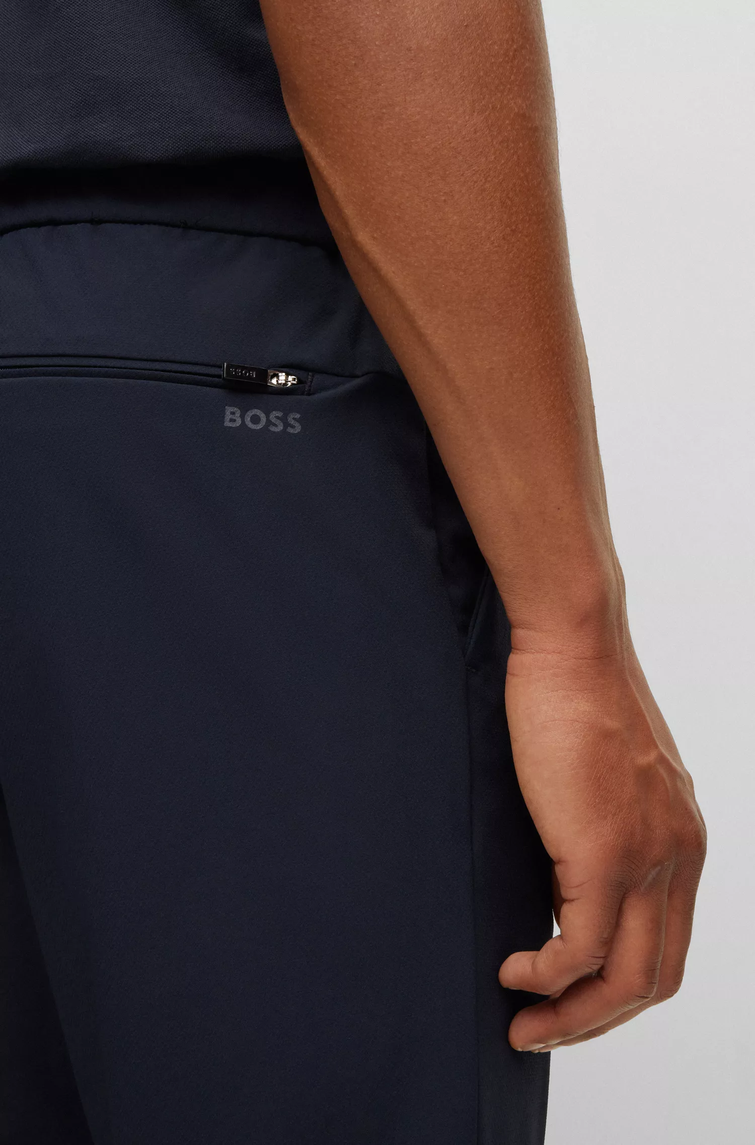 Calça chino BOSS verde-slim em tecido elástico repelente à água.