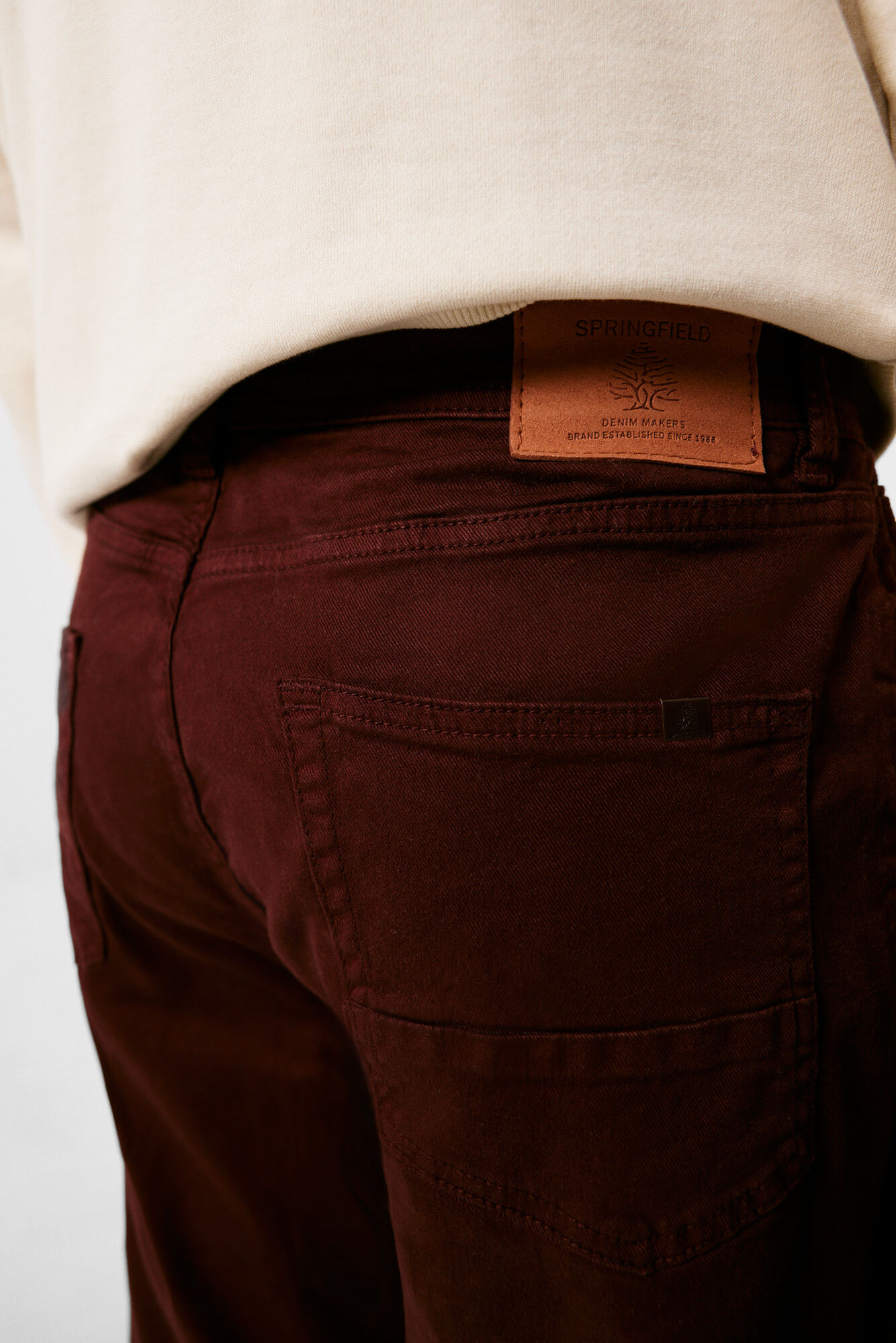 Calça de cinco bolsos com lavagem slim-fit