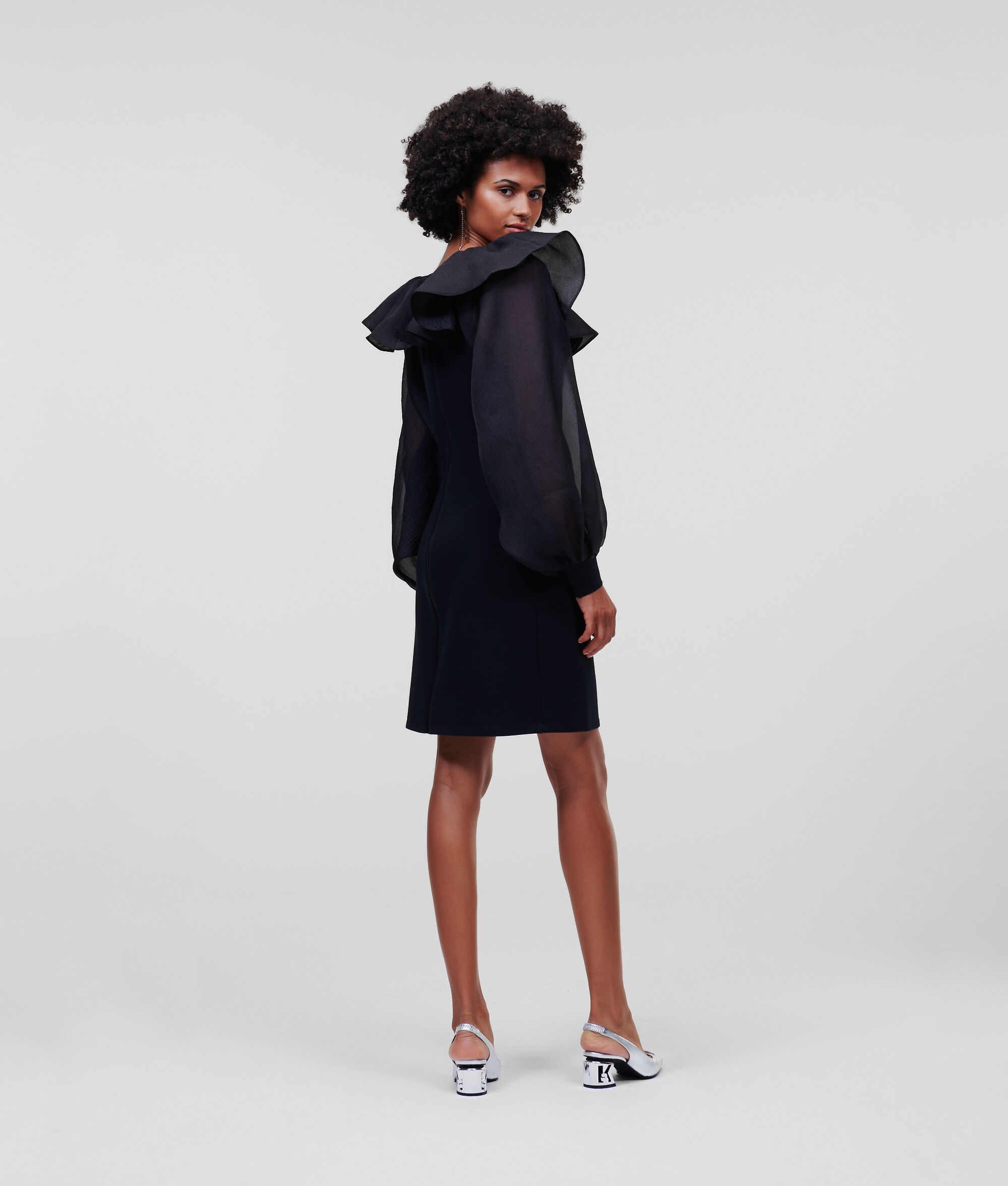 ROBE OVERSIZE À COL SÉLECTIONNÉE PAR HUN KIM